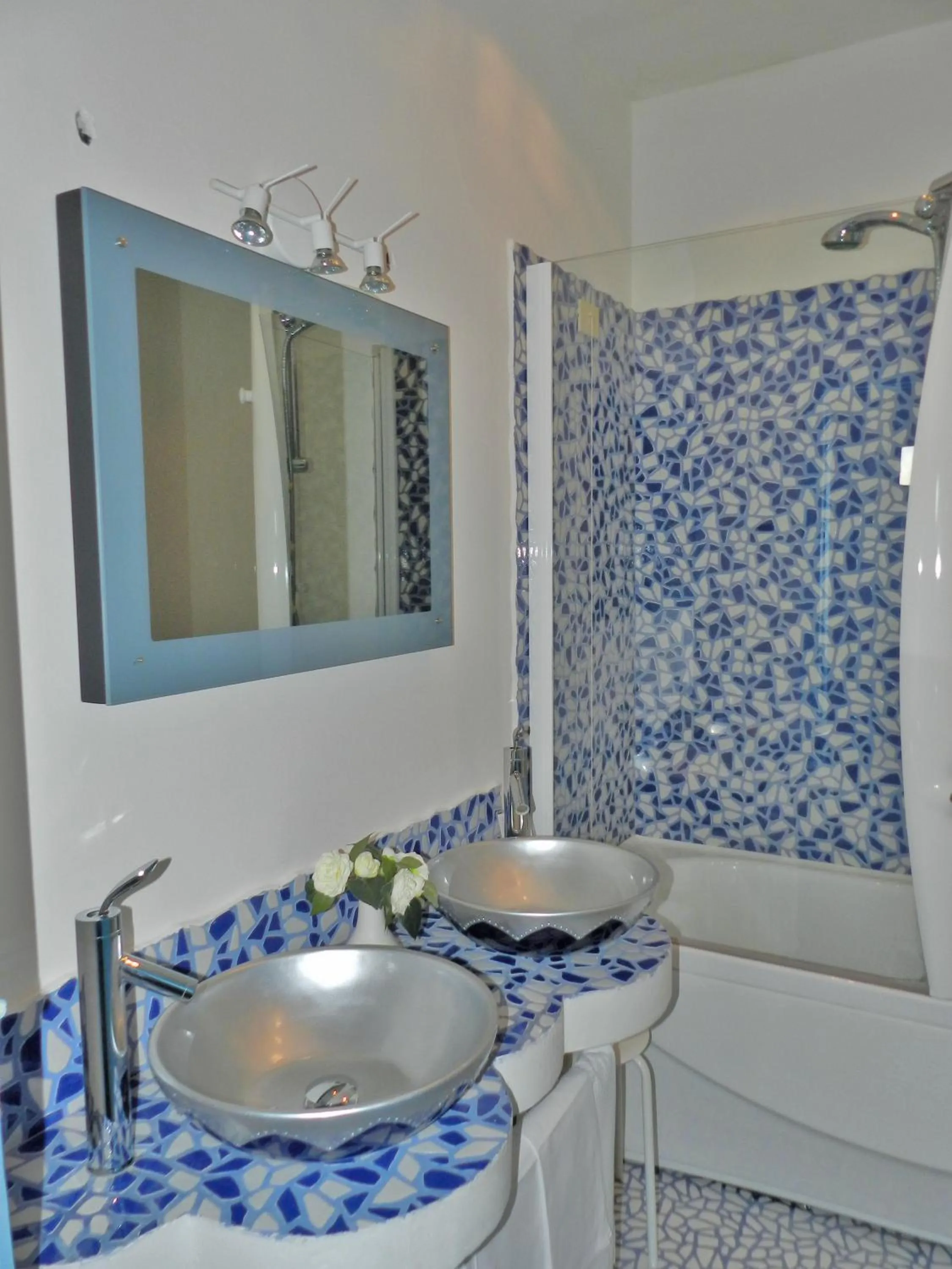 Shower in Hotel Holiday