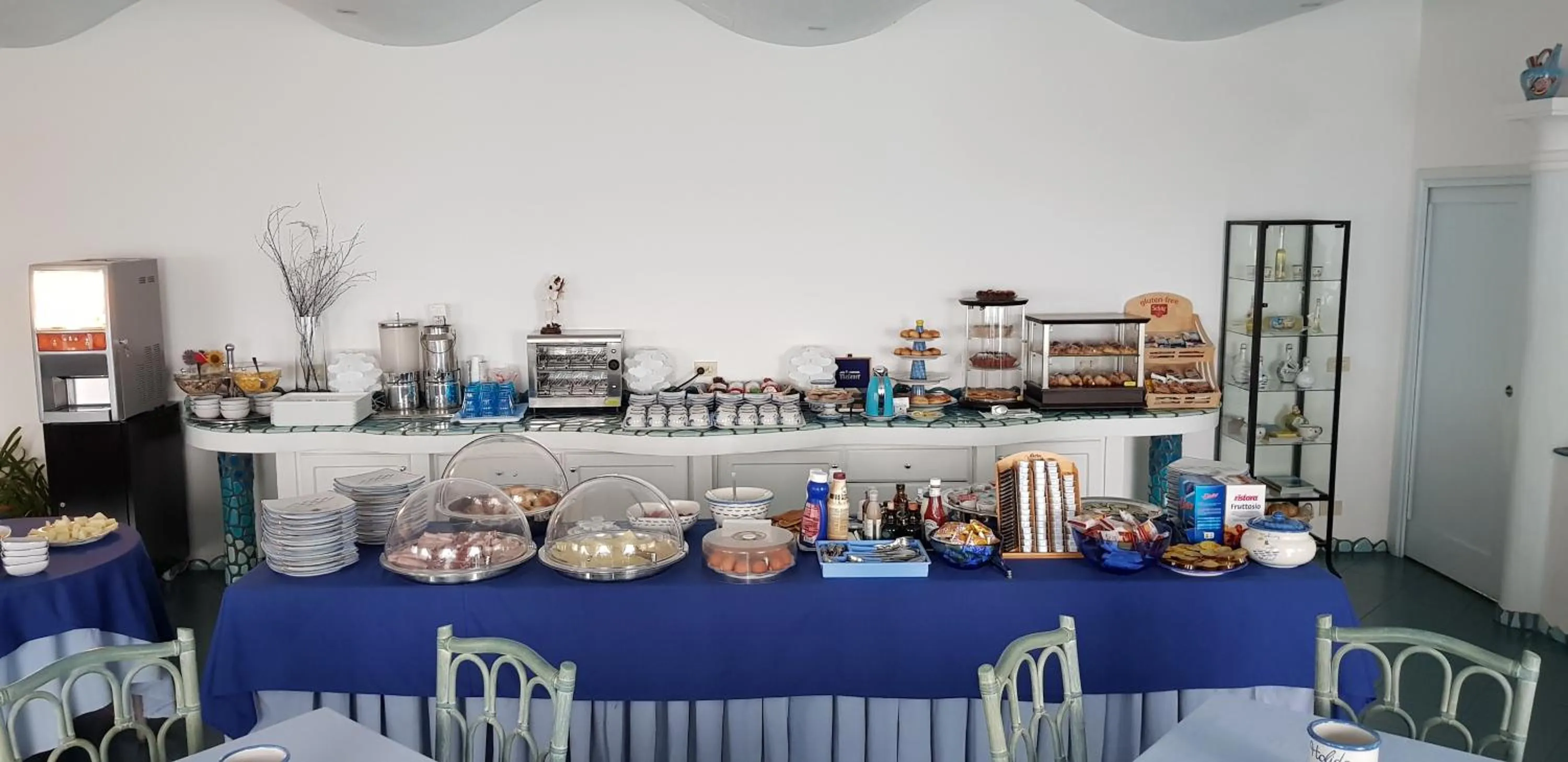 Restaurant/places to eat in Hotel Holiday