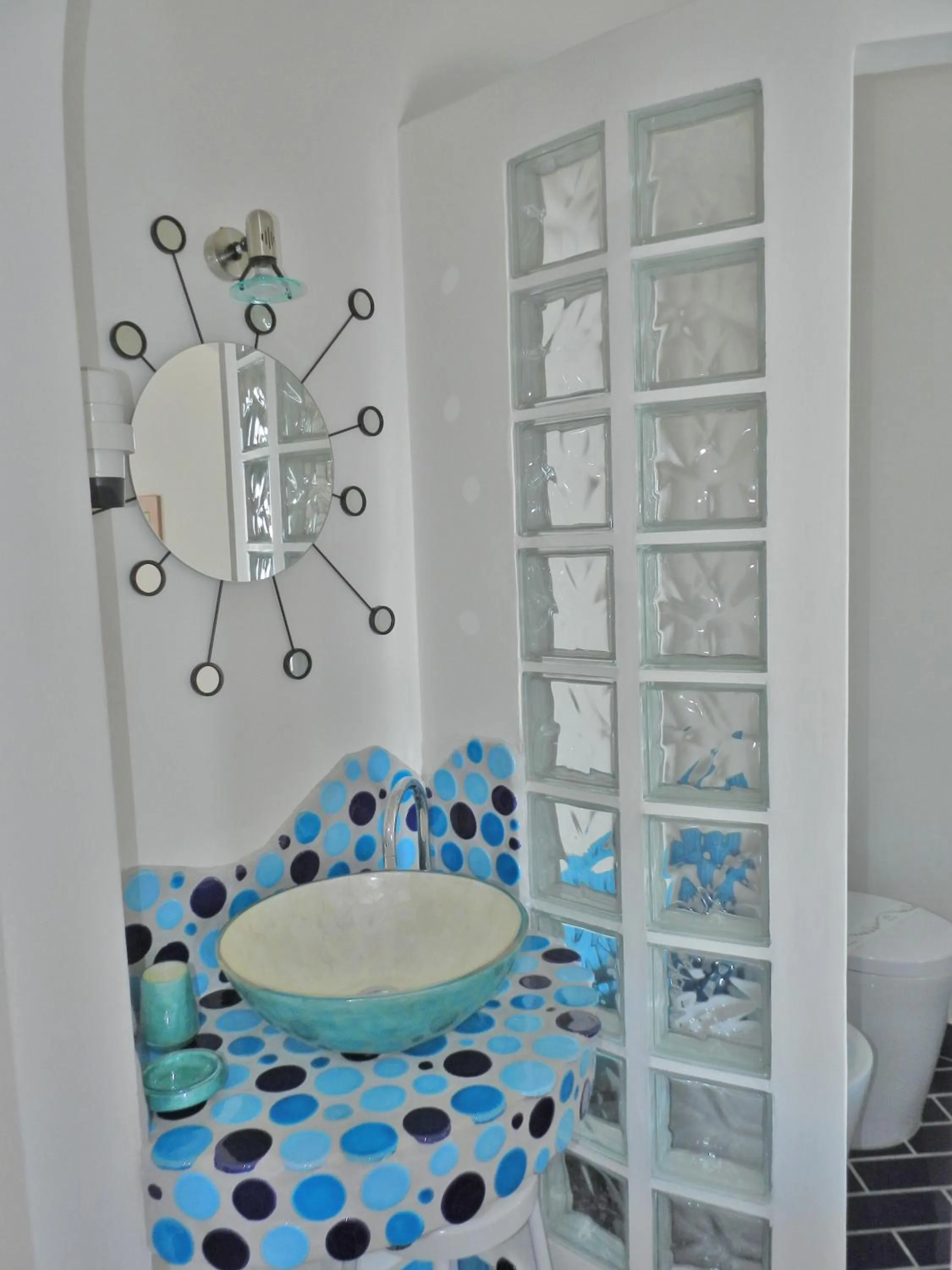 Bathroom, Bed in Hotel Holiday