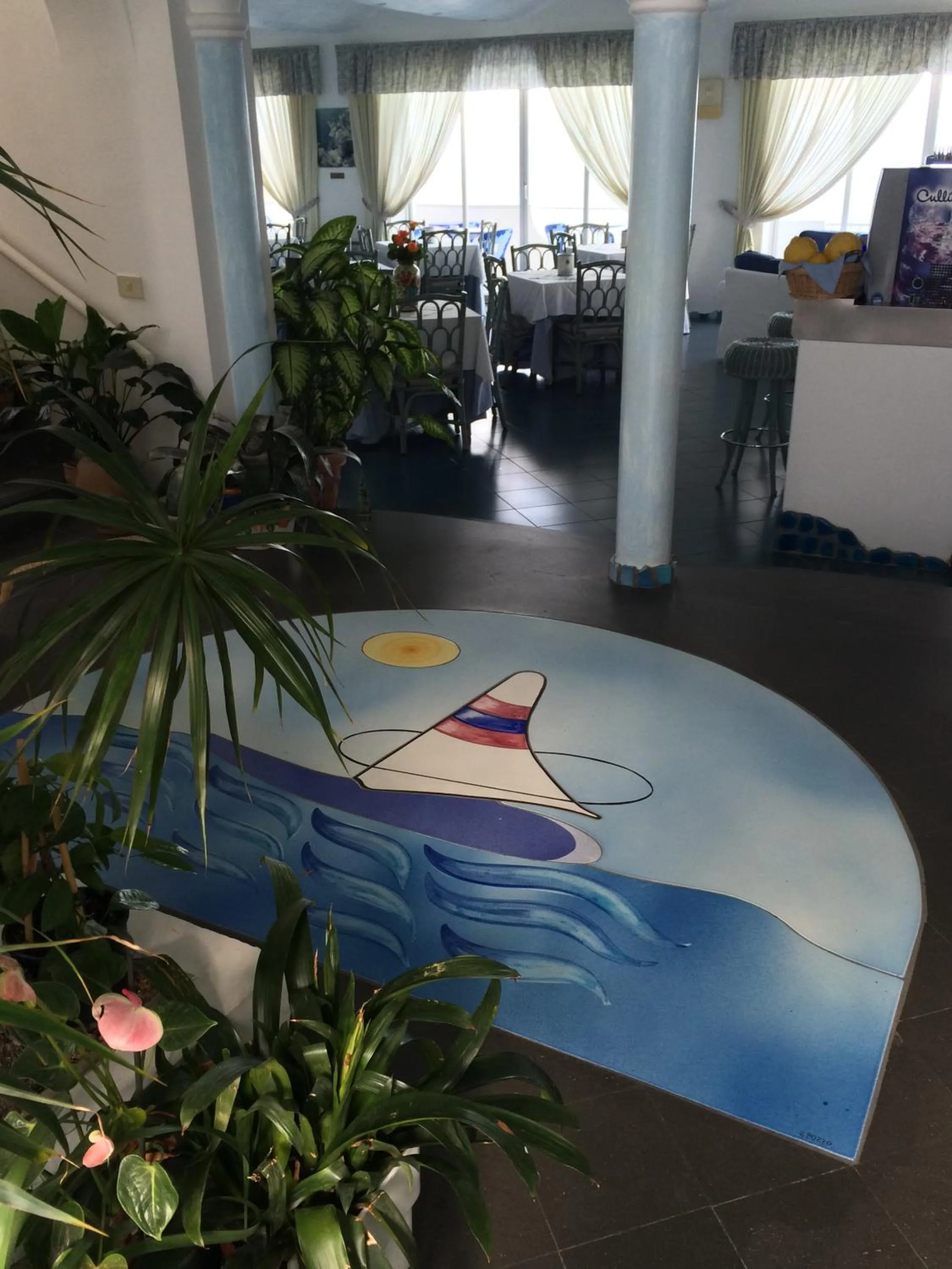 Restaurant/places to eat in Hotel Holiday