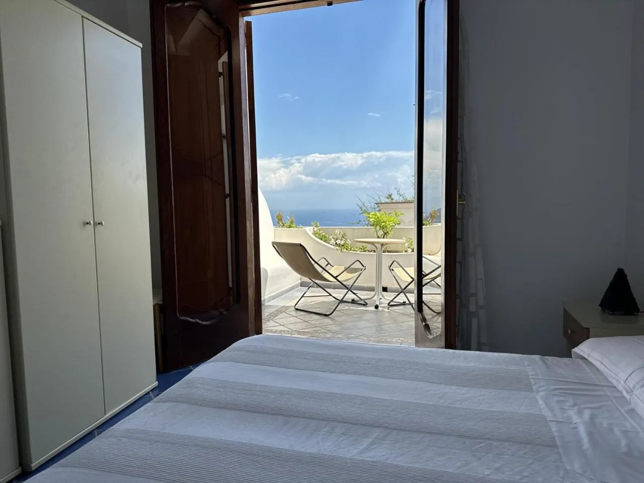 View (from property/room), Bed in Hotel Holiday