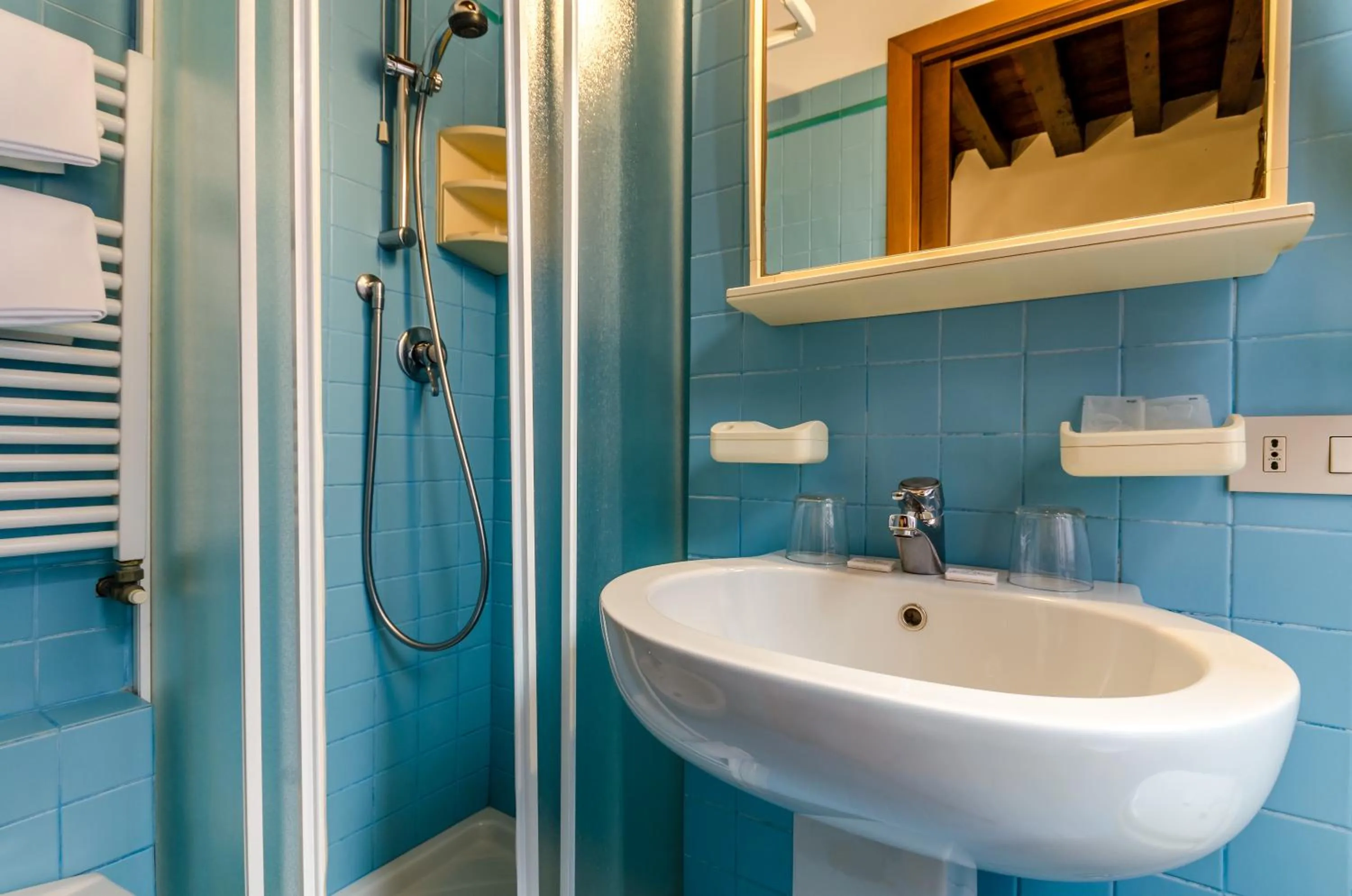 Shower in Hotel Ariel Silva