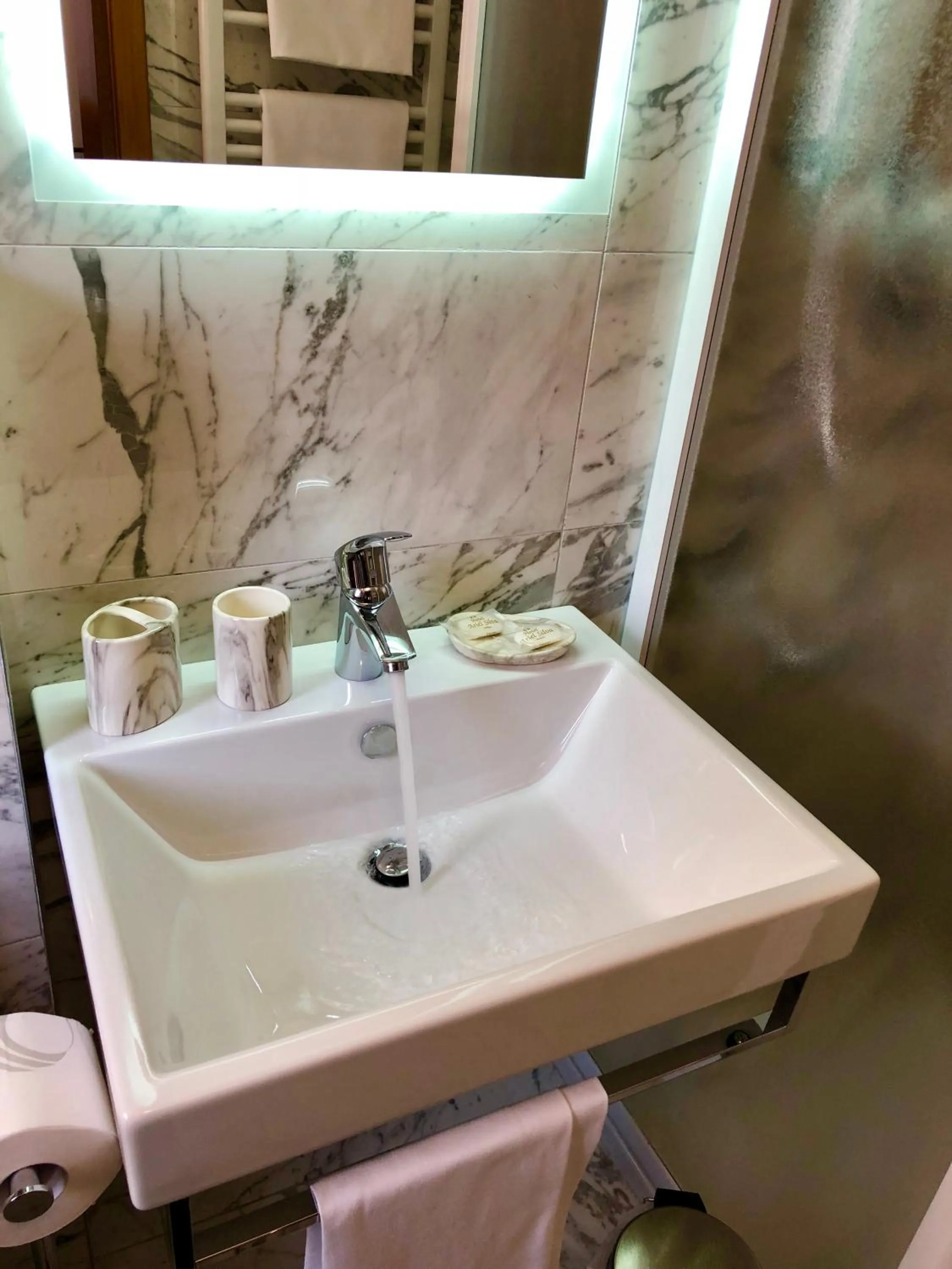 Shower in Hotel Ariel Silva