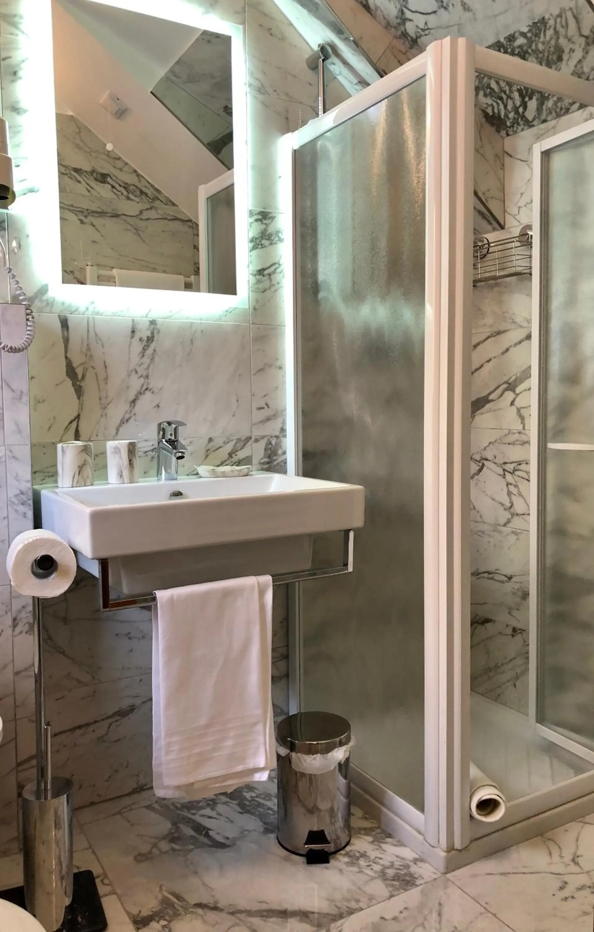 Shower in Hotel Ariel Silva