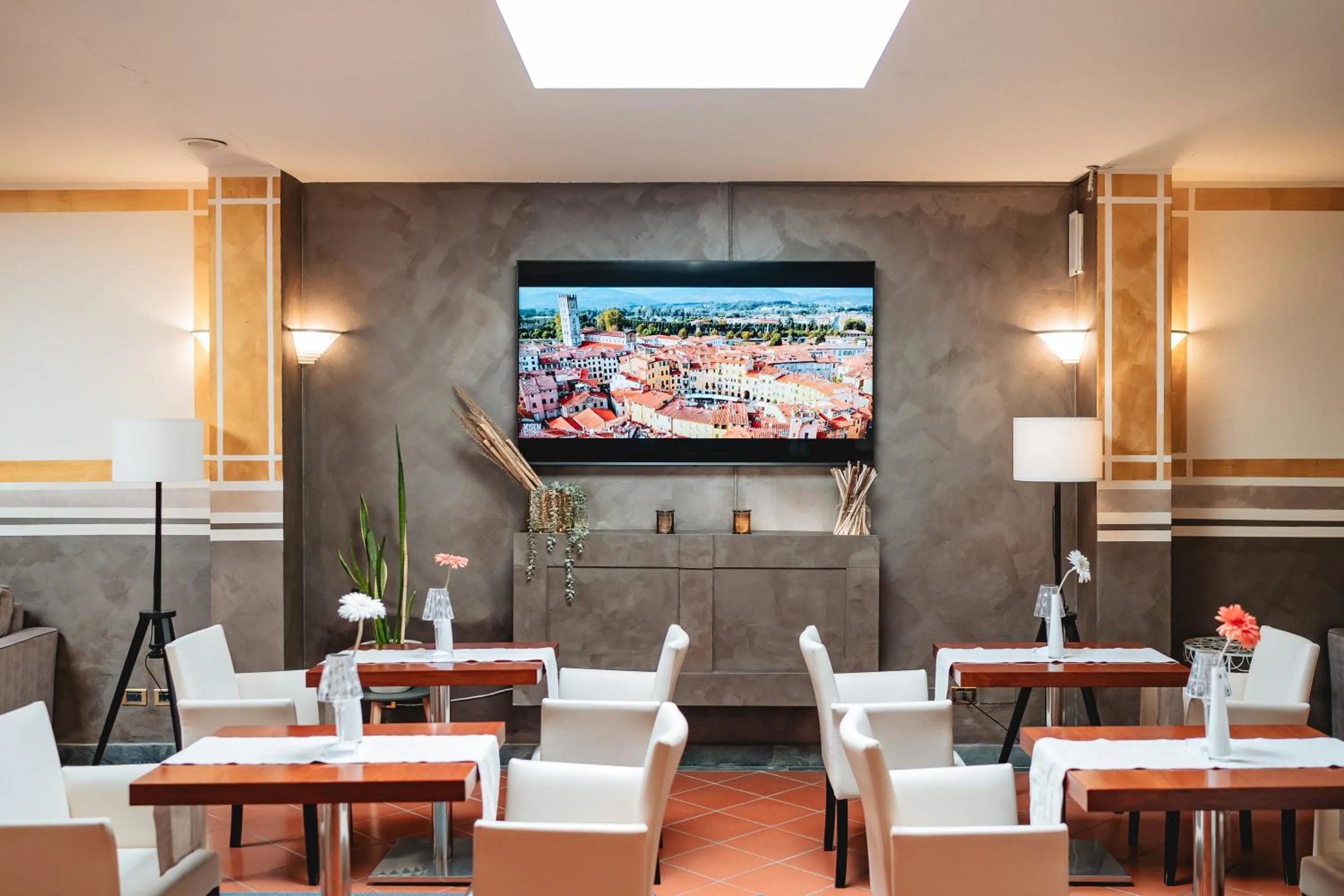 Communal lounge/ TV room in Hotel Carignano