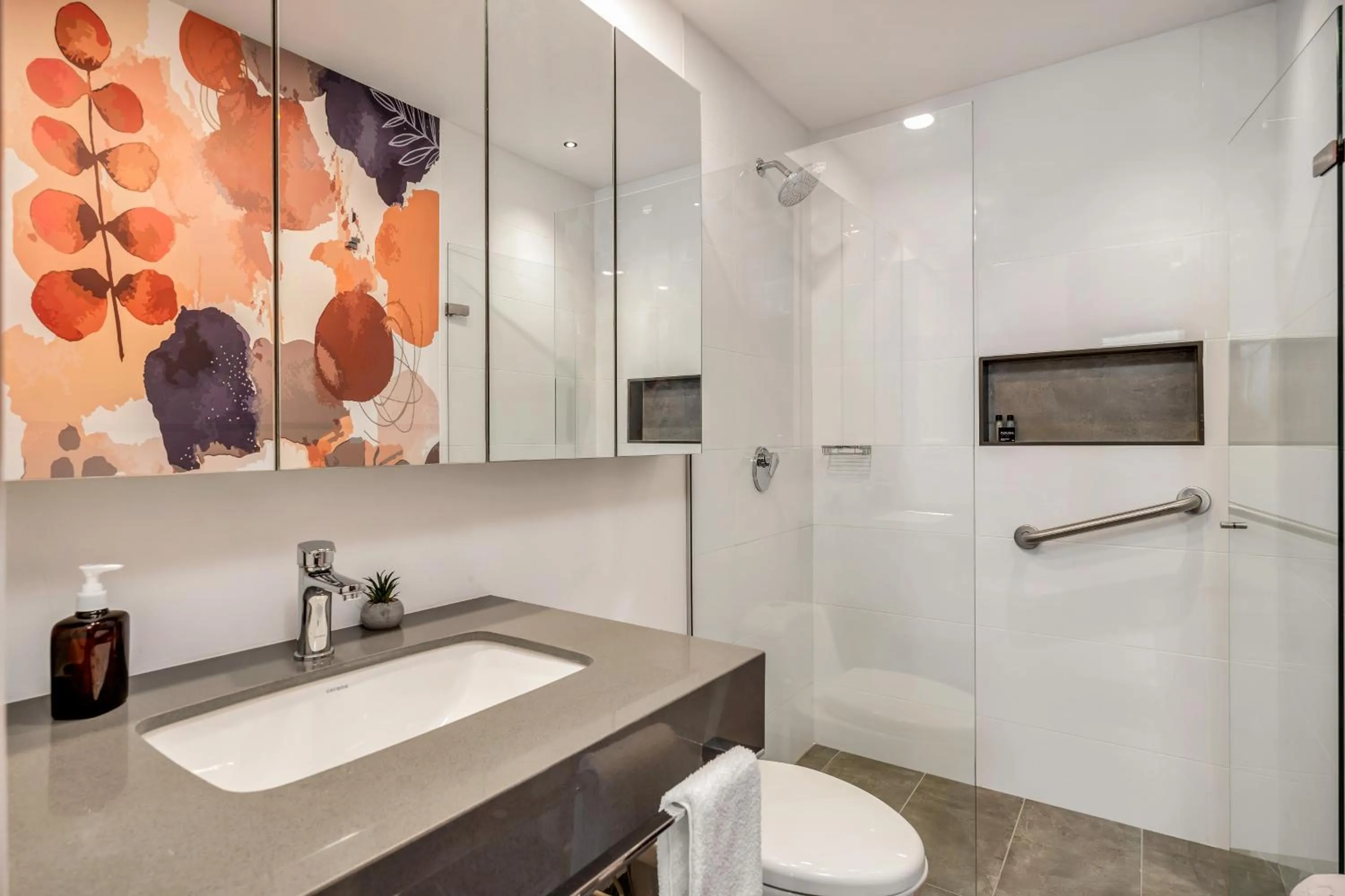 Shower in Apartamentos Go Living & Suites by HOUSY HOST