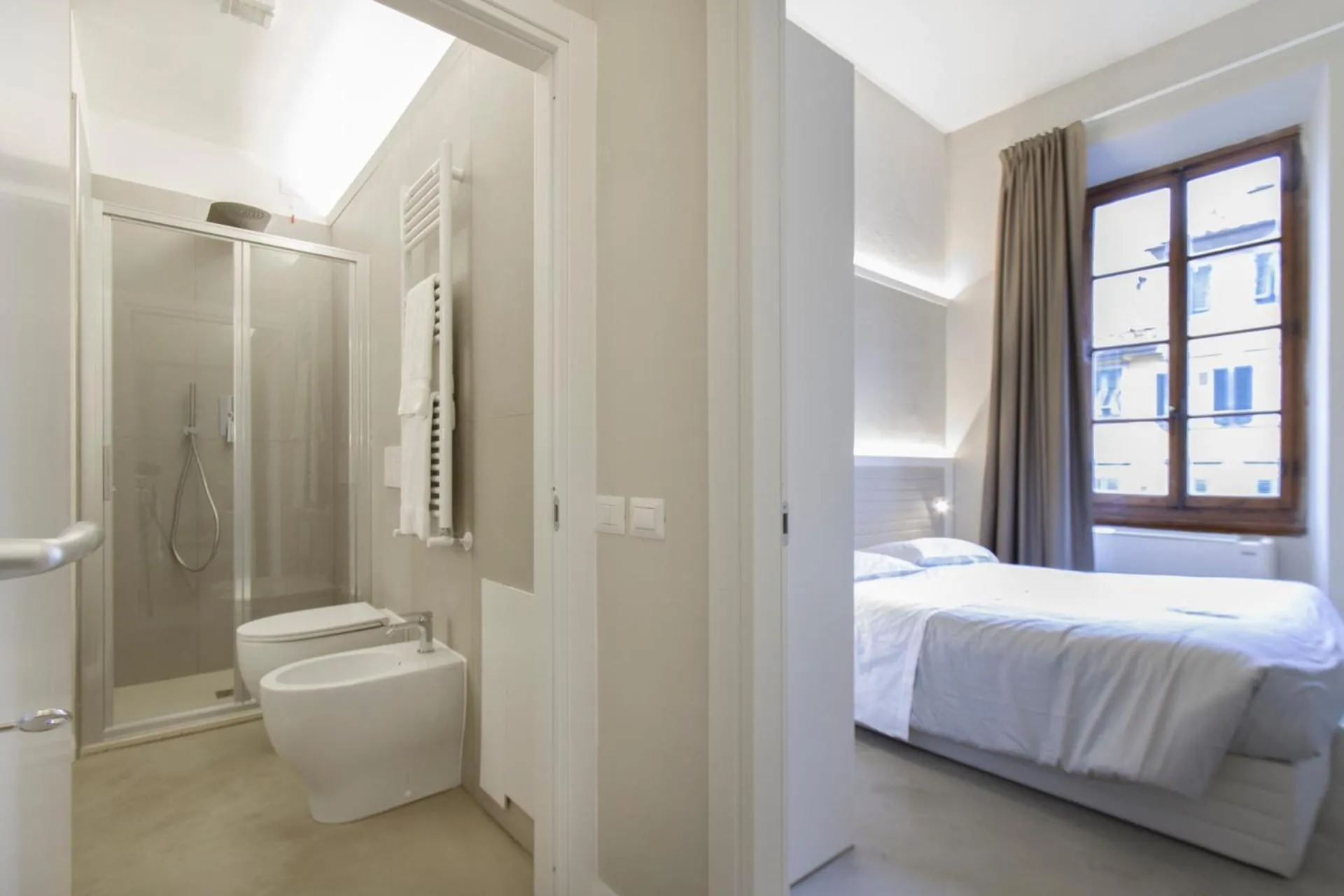 Bathroom, Bed in Palazzo dei Ciompi Suites