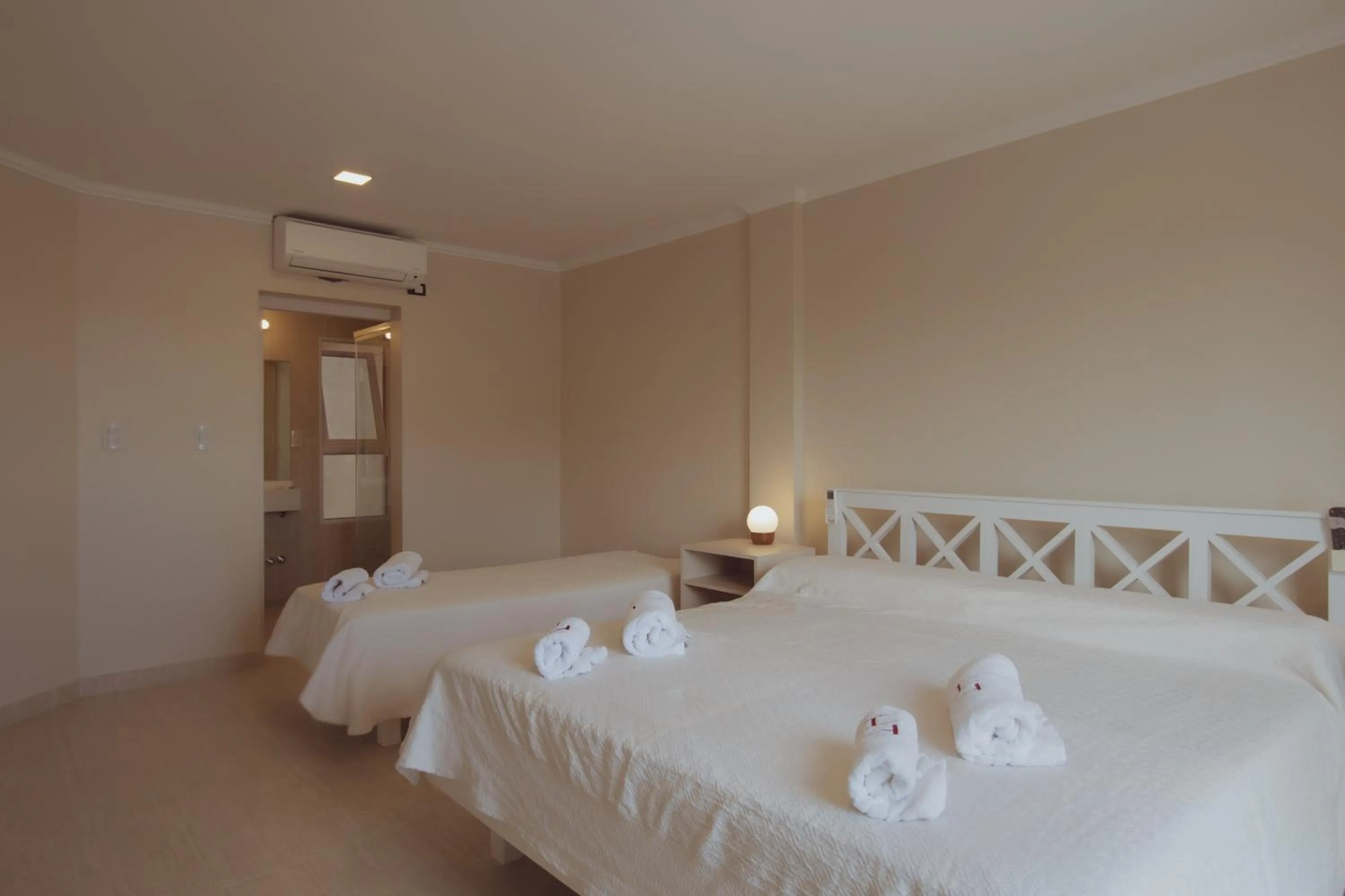 Bedroom, Bed in Hotel Tonight