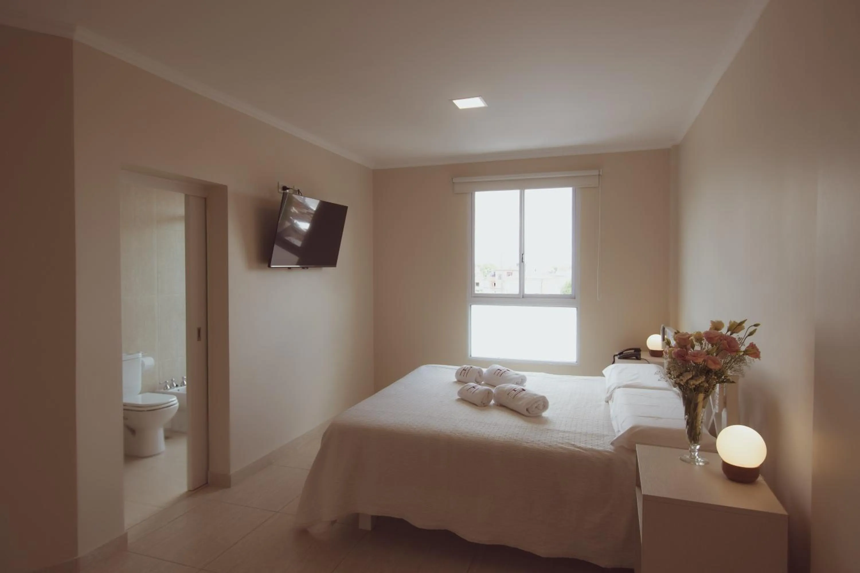 Photo of the whole room, Bed in Hotel Tonight