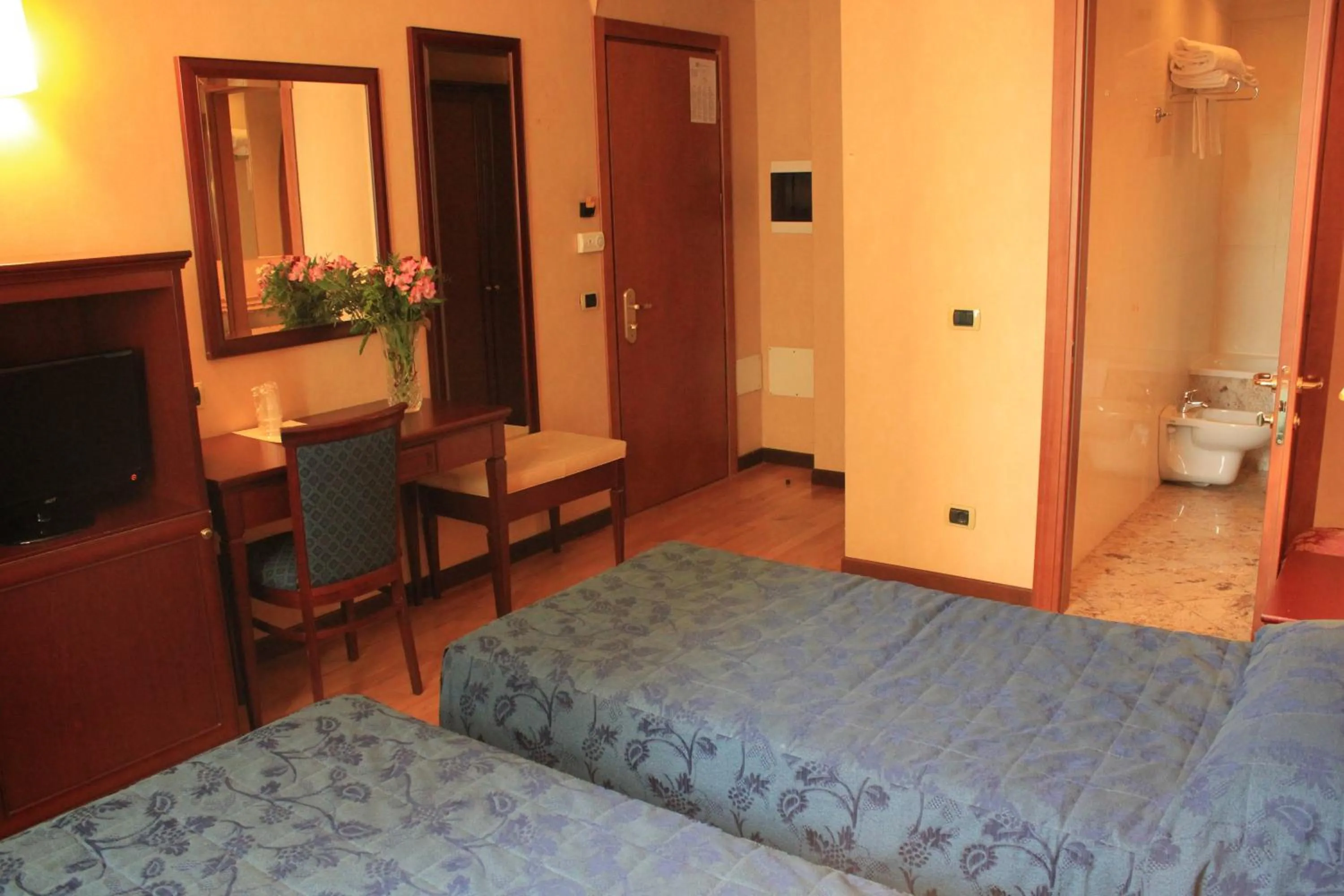 Photo of the whole room, Bed in Hotel Terminal