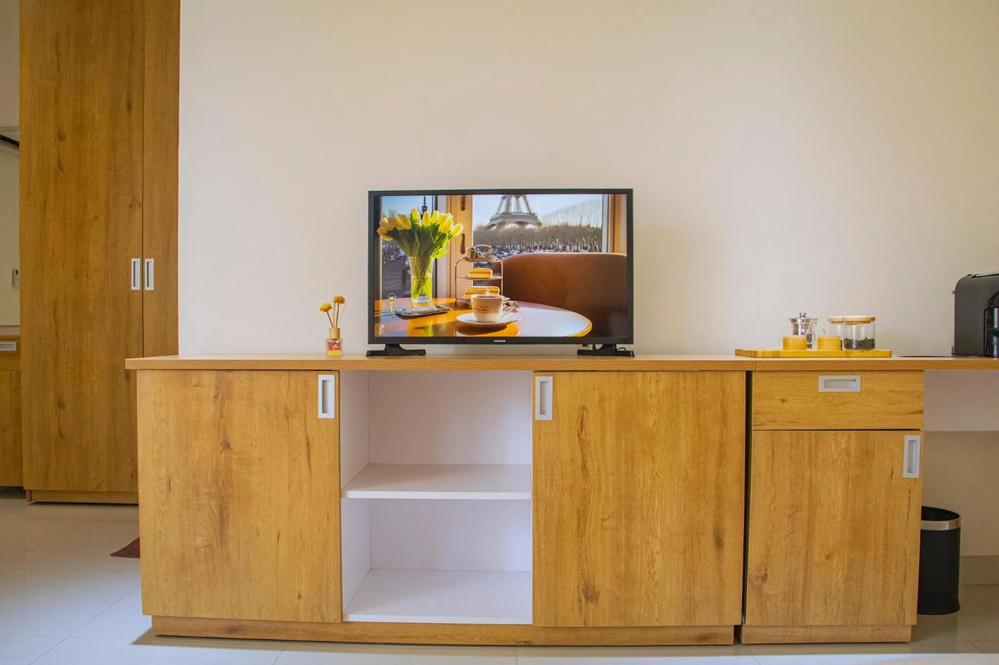 TV and multimedia in Sea Breeze Hotel & Villa