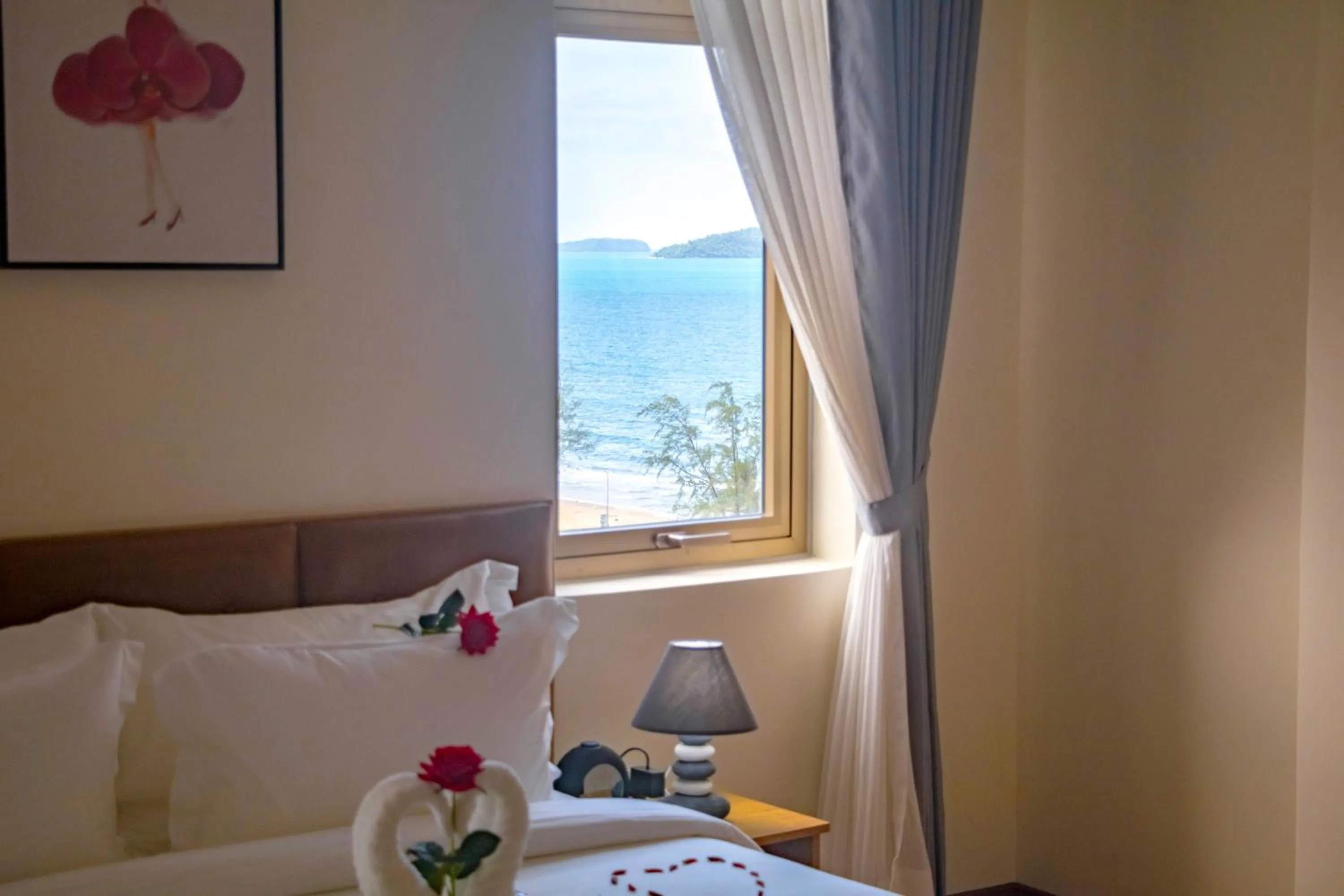 Sea view, Bed in Sea Breeze Hotel & Villa