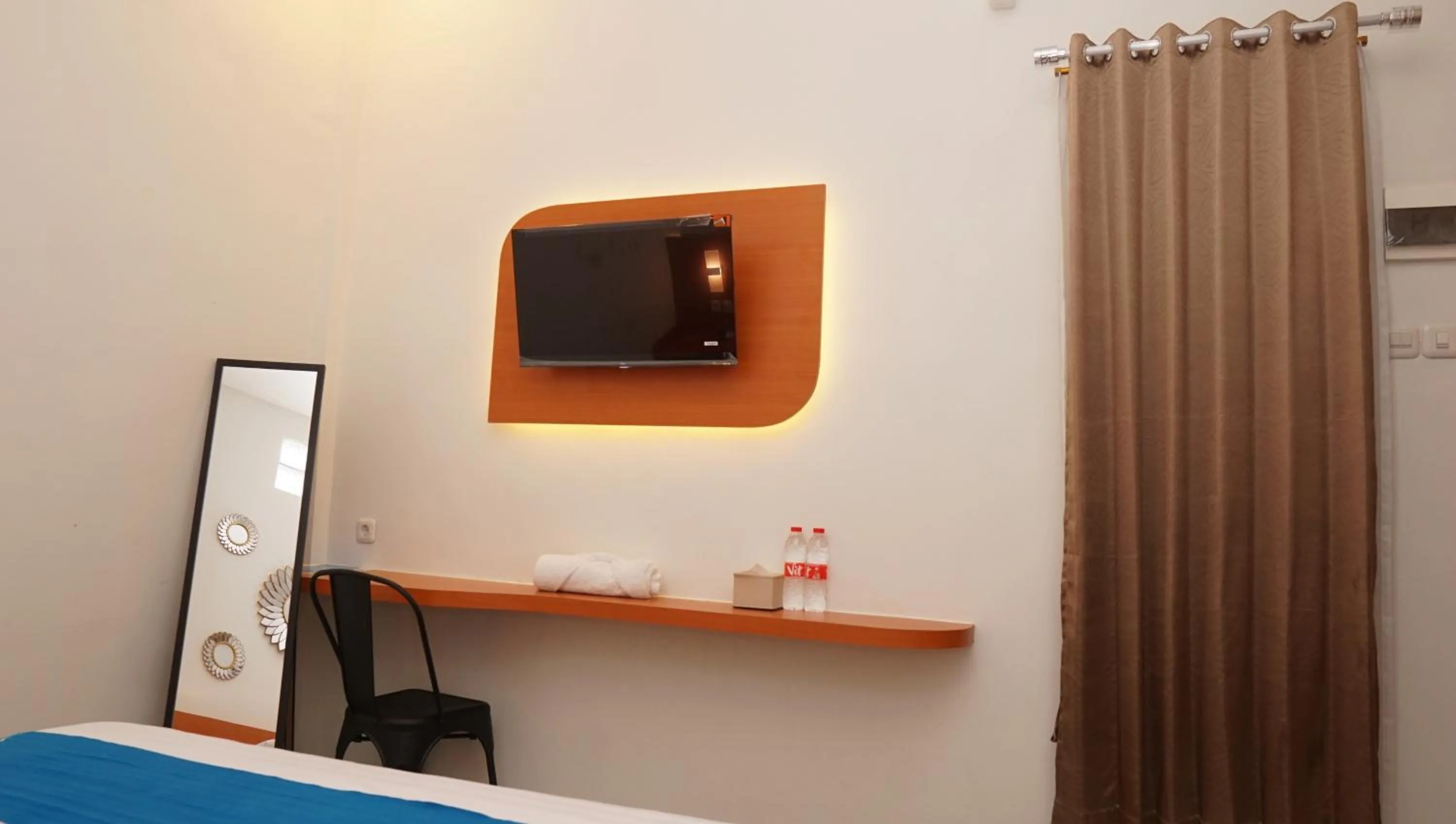 TV and multimedia in Jazz Room Kampung Inggris Syariah