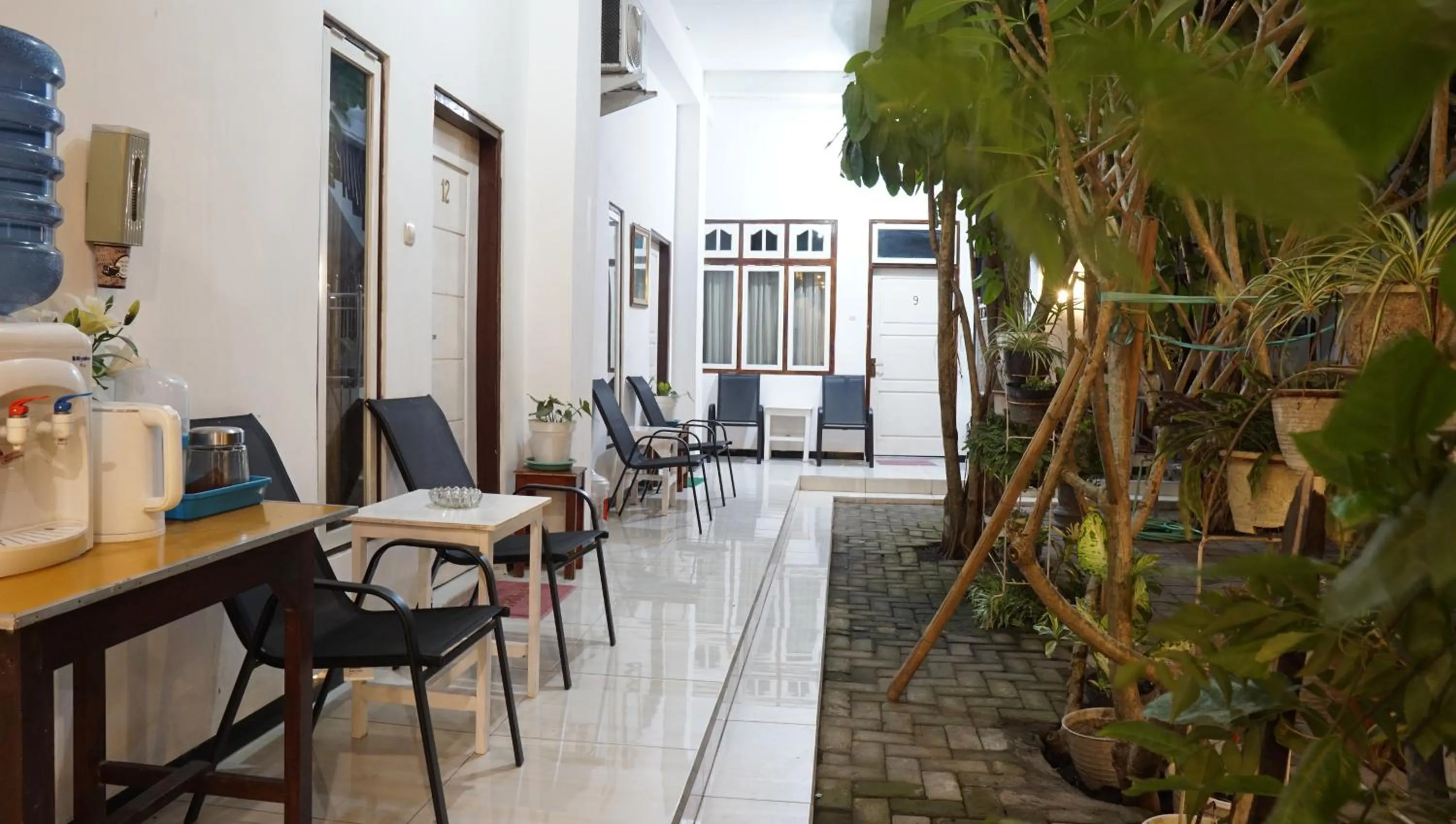 Seating area in Jazz Room Kampung Inggris Syariah