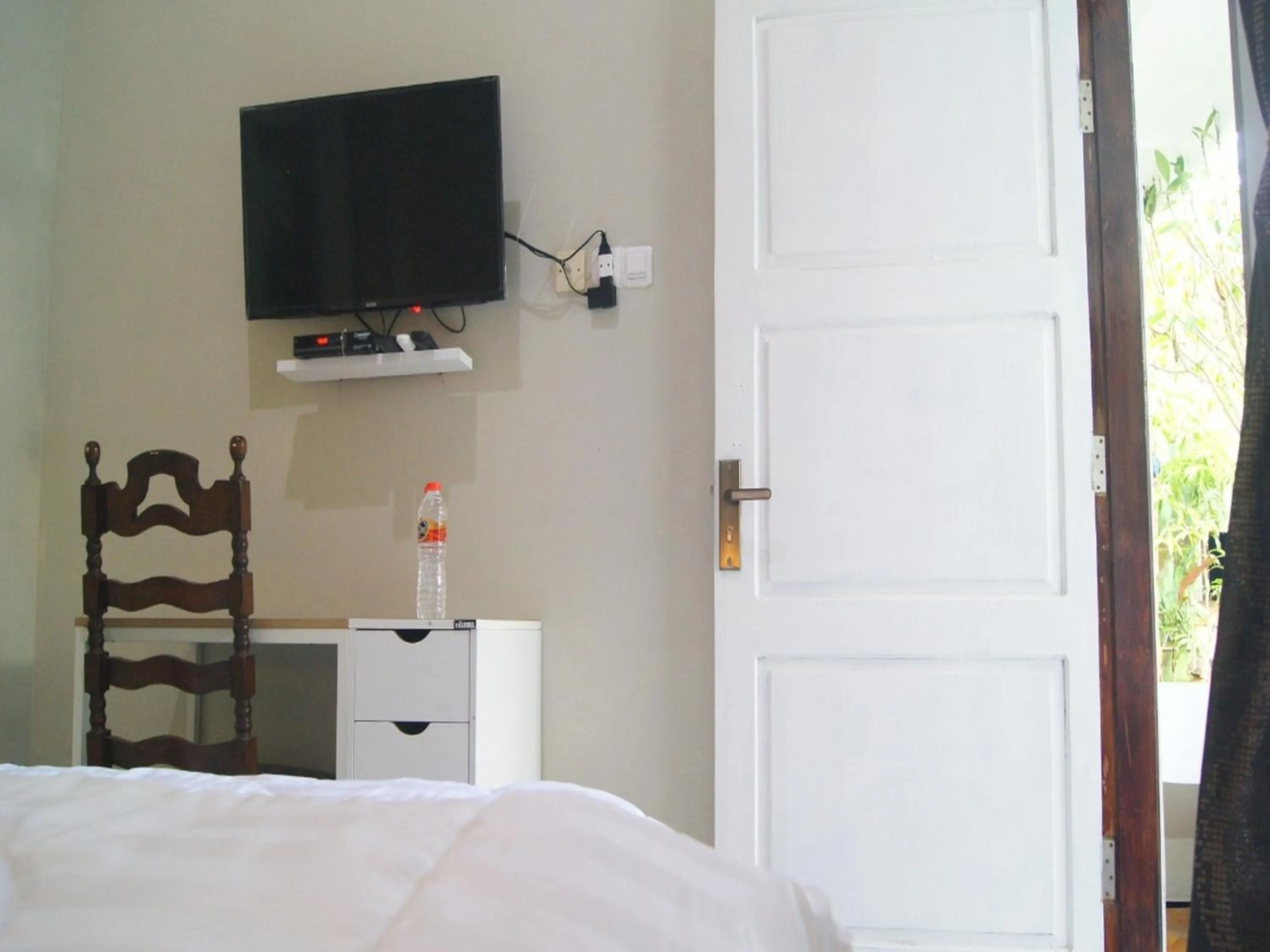 TV and multimedia, Bed in Jazz Room Kampung Inggris Syariah