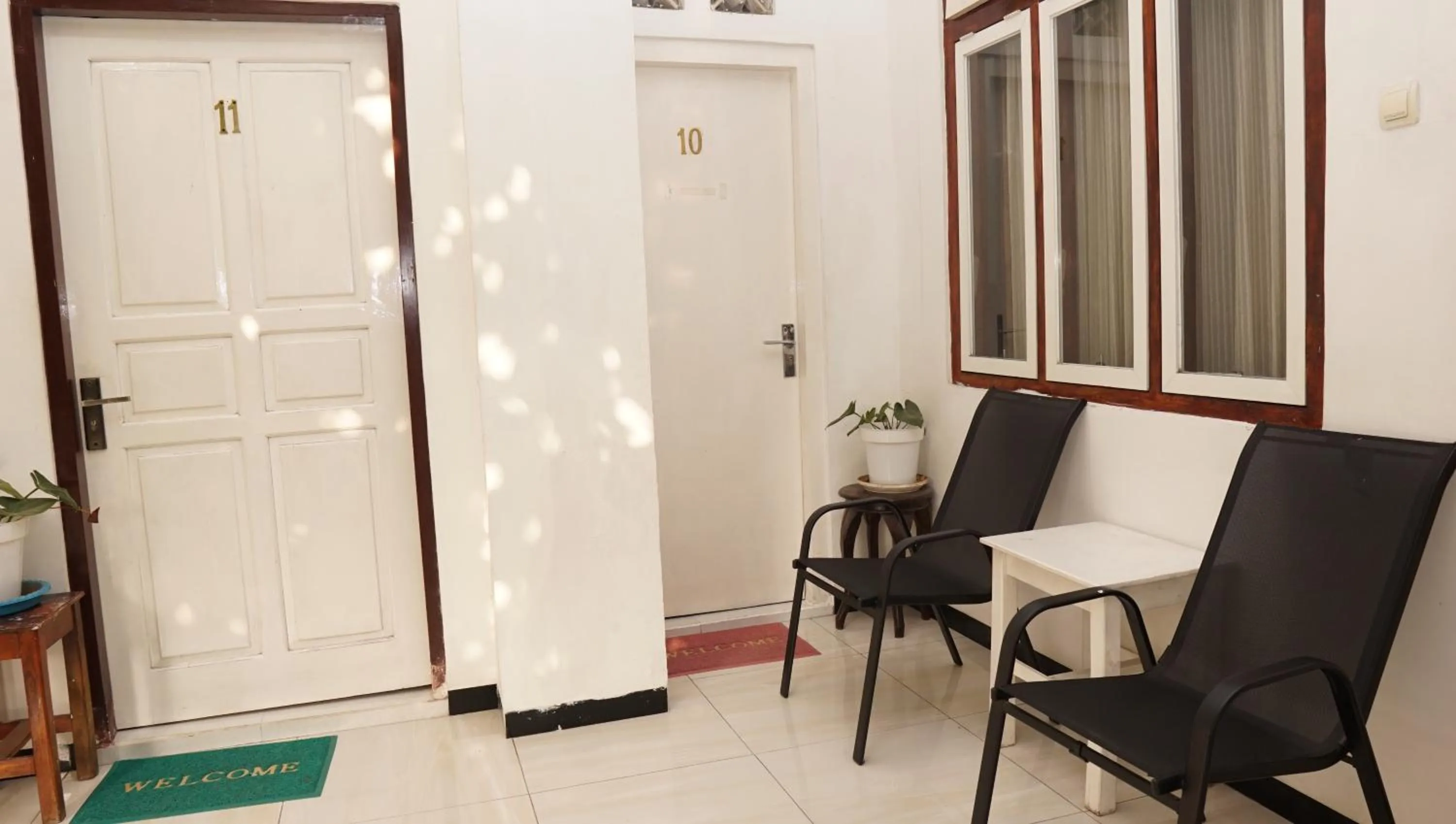 Seating area in Jazz Room Kampung Inggris Syariah