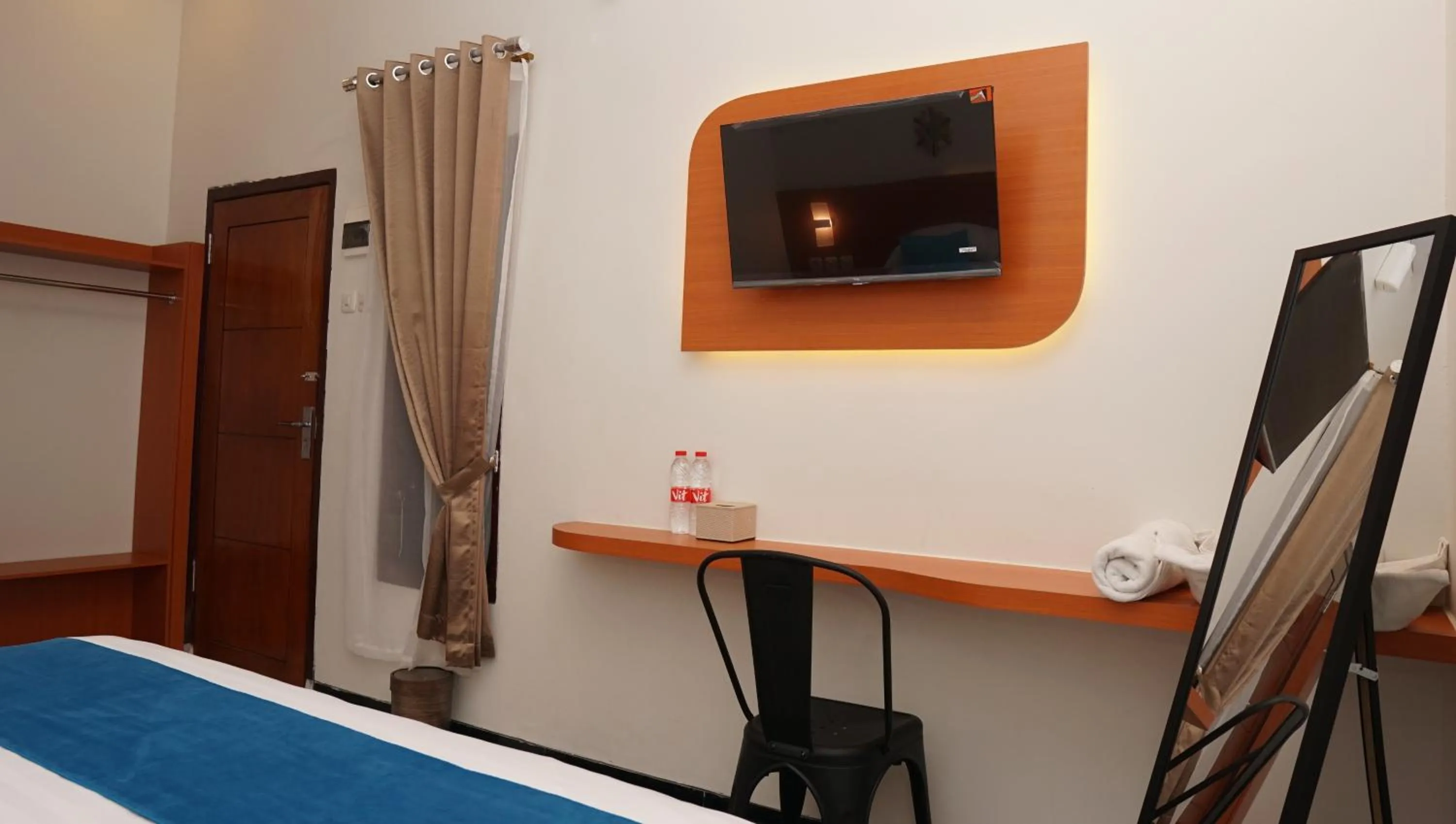 TV and multimedia, Bed in Jazz Room Kampung Inggris Syariah