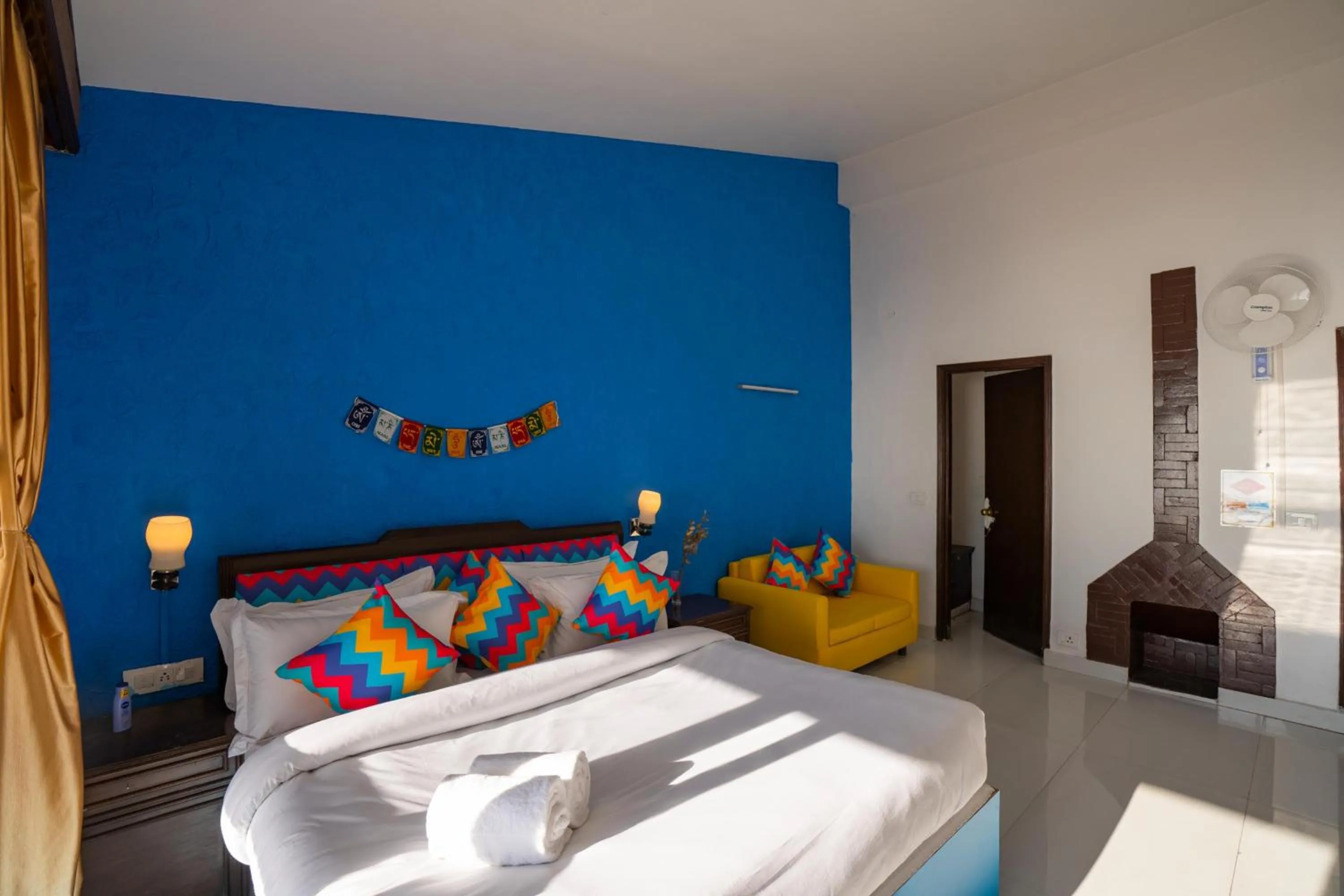 Bed in goSTOPS Mussoorie, Picture Palace