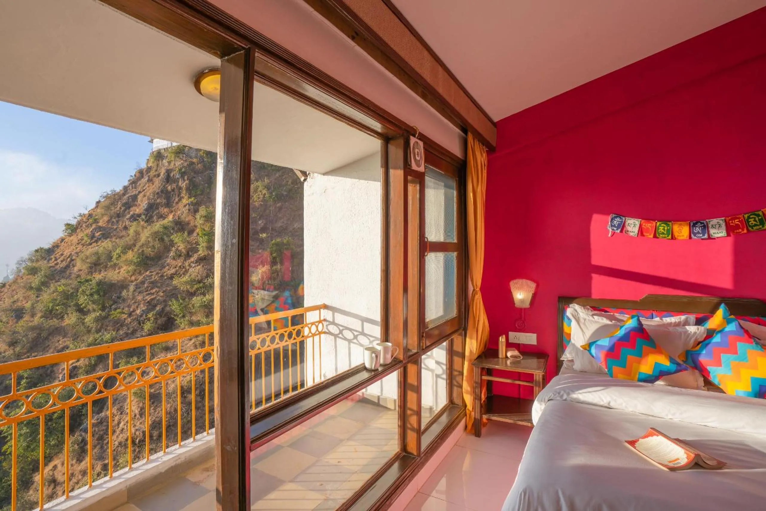 Bed in goSTOPS Mussoorie, Picture Palace