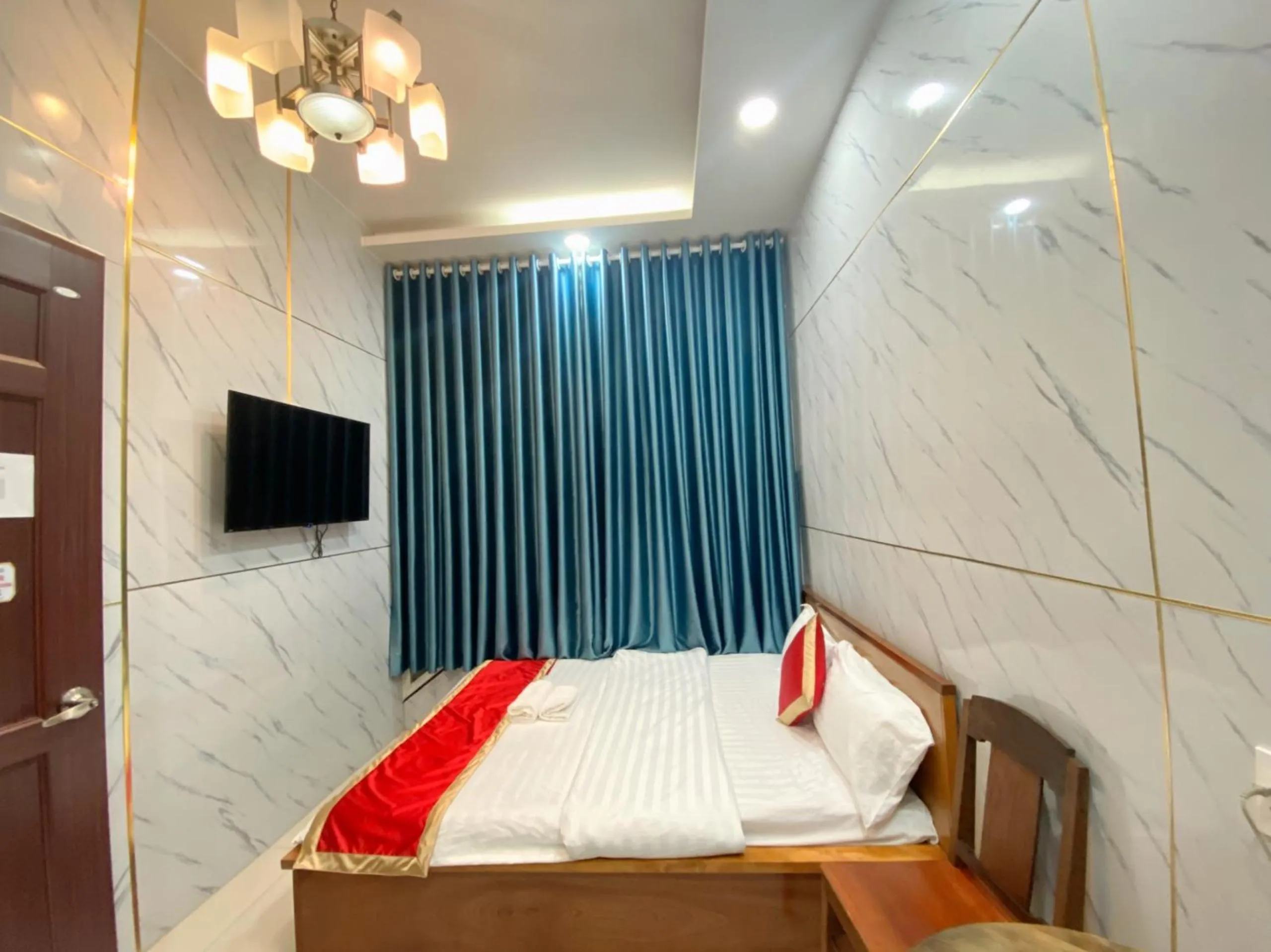 Photo of the whole room, Bed in Lucky hotel