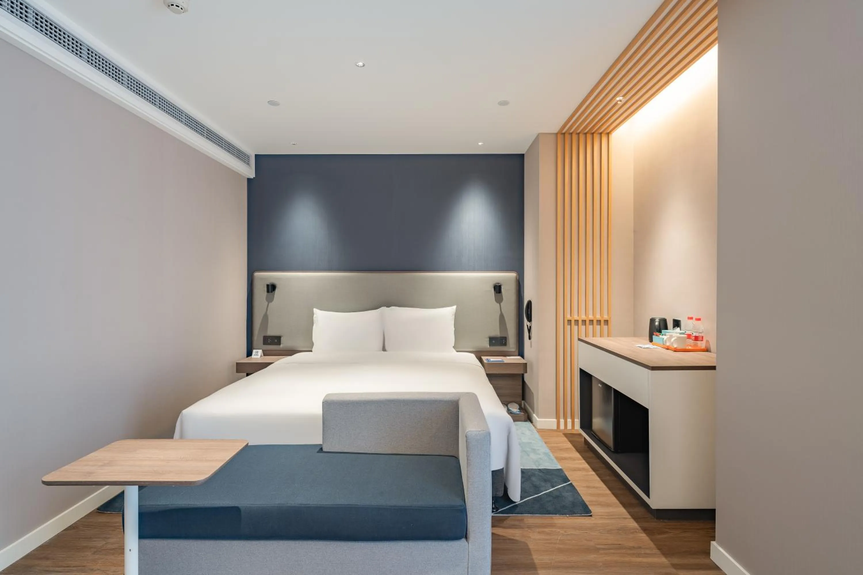 Bed in Holiday Inn Express Shanghai Expo Centre by IHG