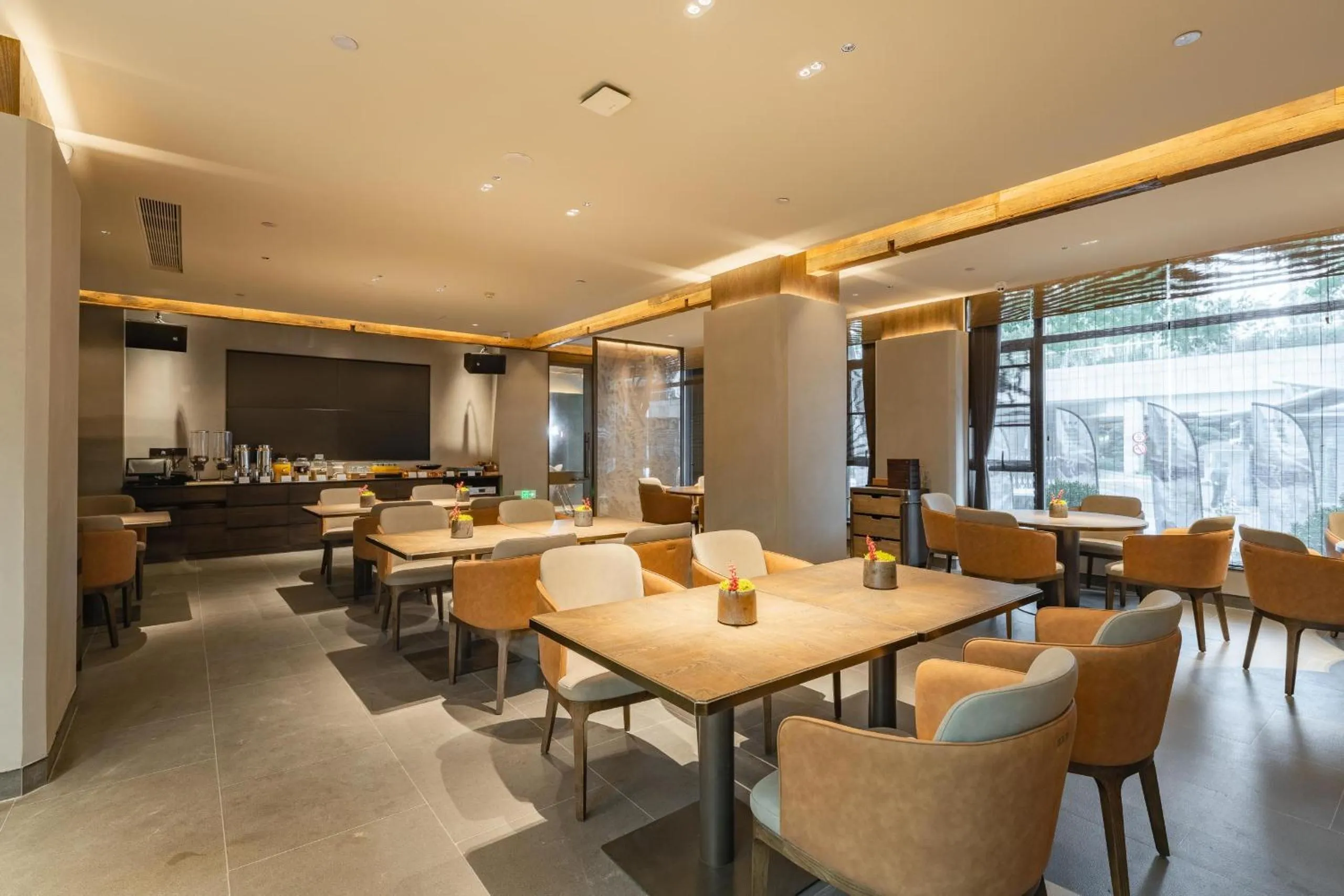 Restaurant/places to eat in Holiday Inn Express Shanghai Expo Centre by IHG