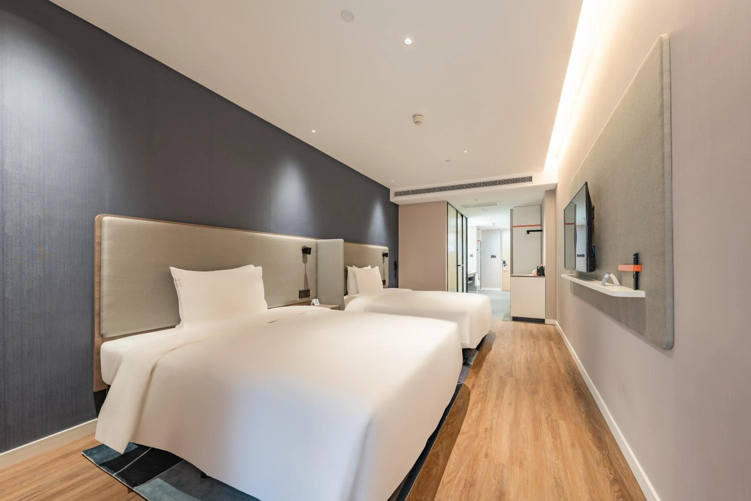 Bed in Holiday Inn Express Shanghai Expo Centre by IHG