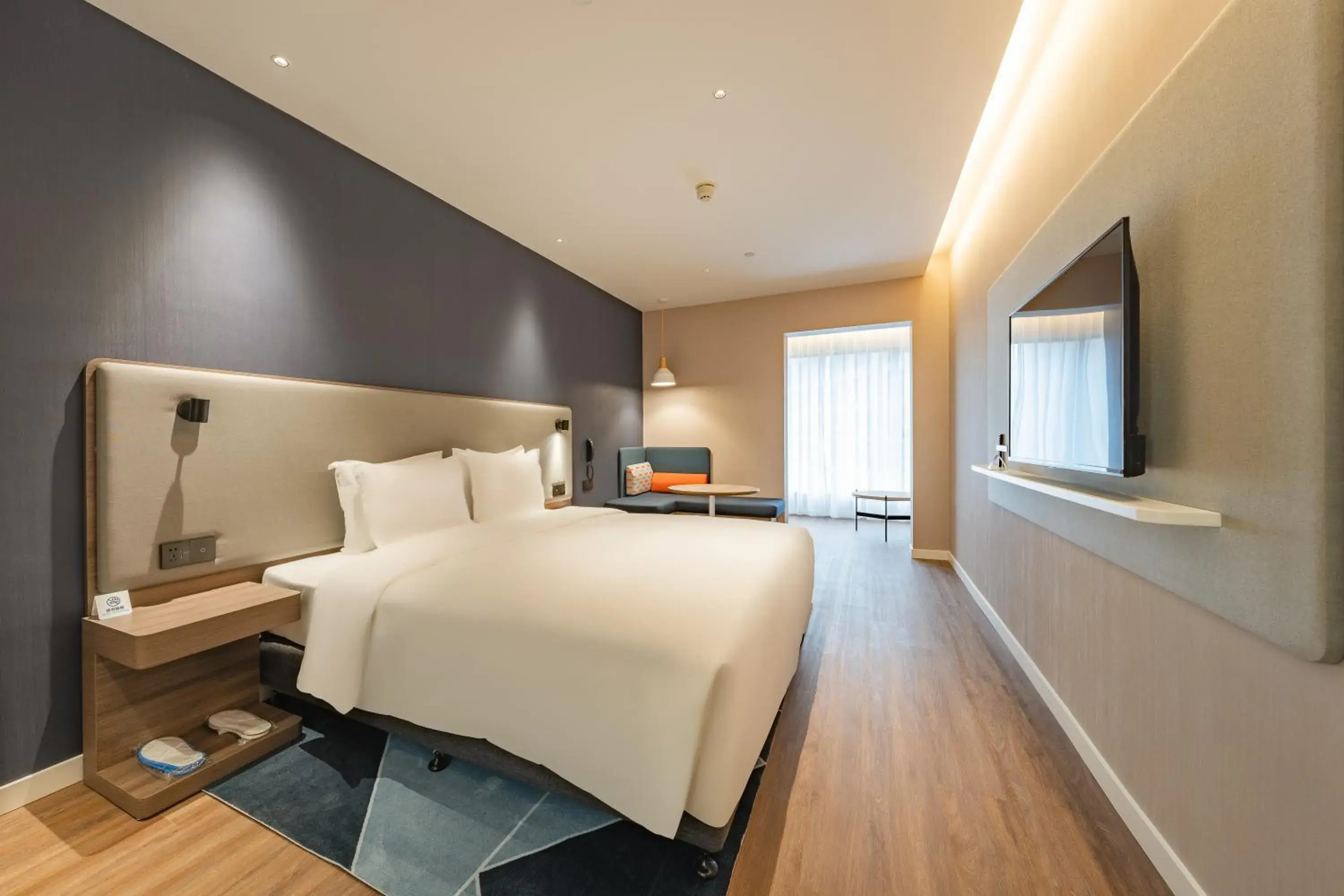Featured King Bed Room in Holiday Inn Express Shanghai Expo Centre by IHG Featured King Bed Room in Holiday Inn Express Shanghai Expo Centre by IHG