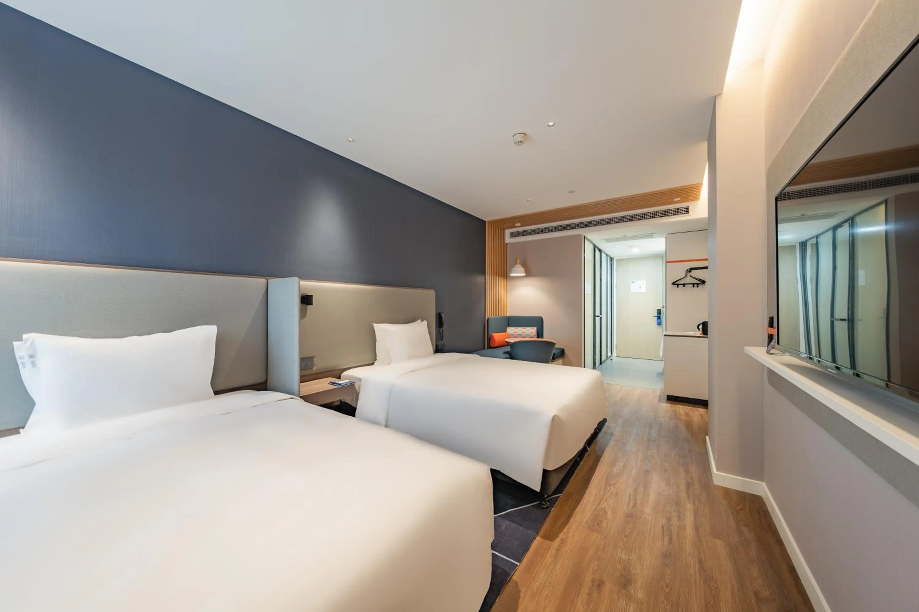 Bed in Holiday Inn Express Shanghai Expo Centre by IHG