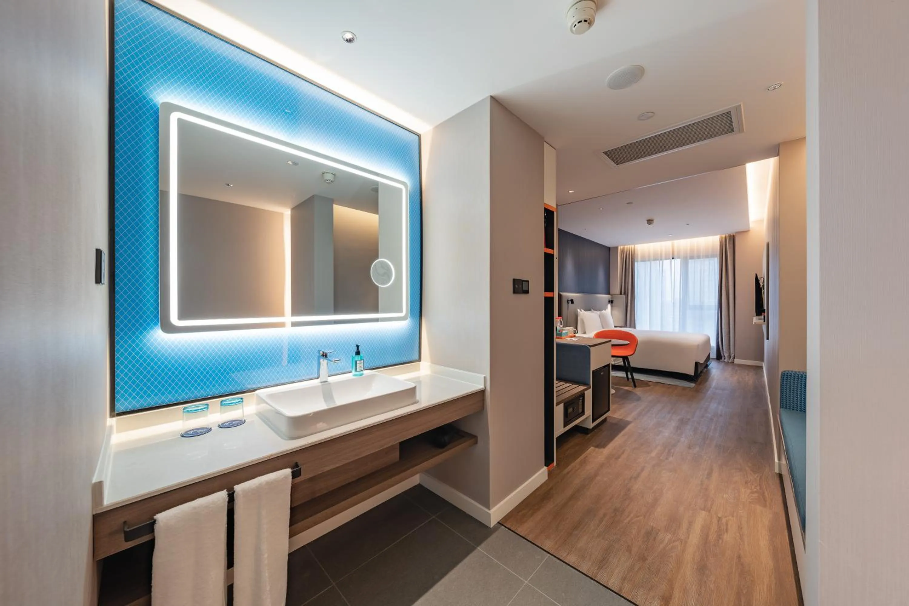 Bed in Holiday Inn Express Shanghai Expo Centre by IHG