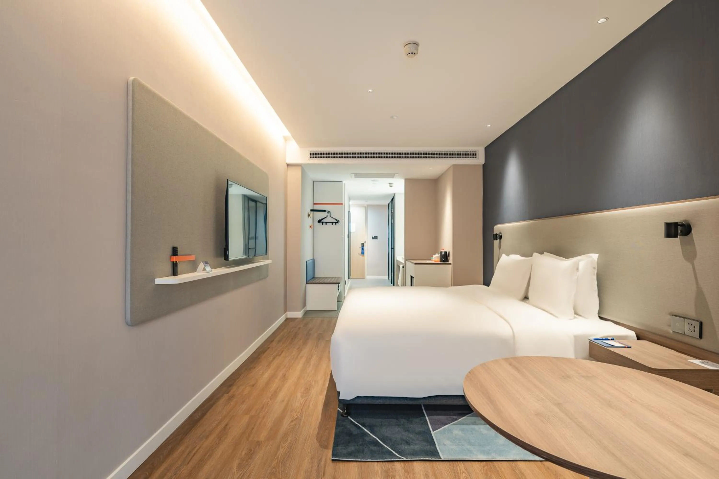 Bed in Holiday Inn Express Shanghai Expo Centre by IHG