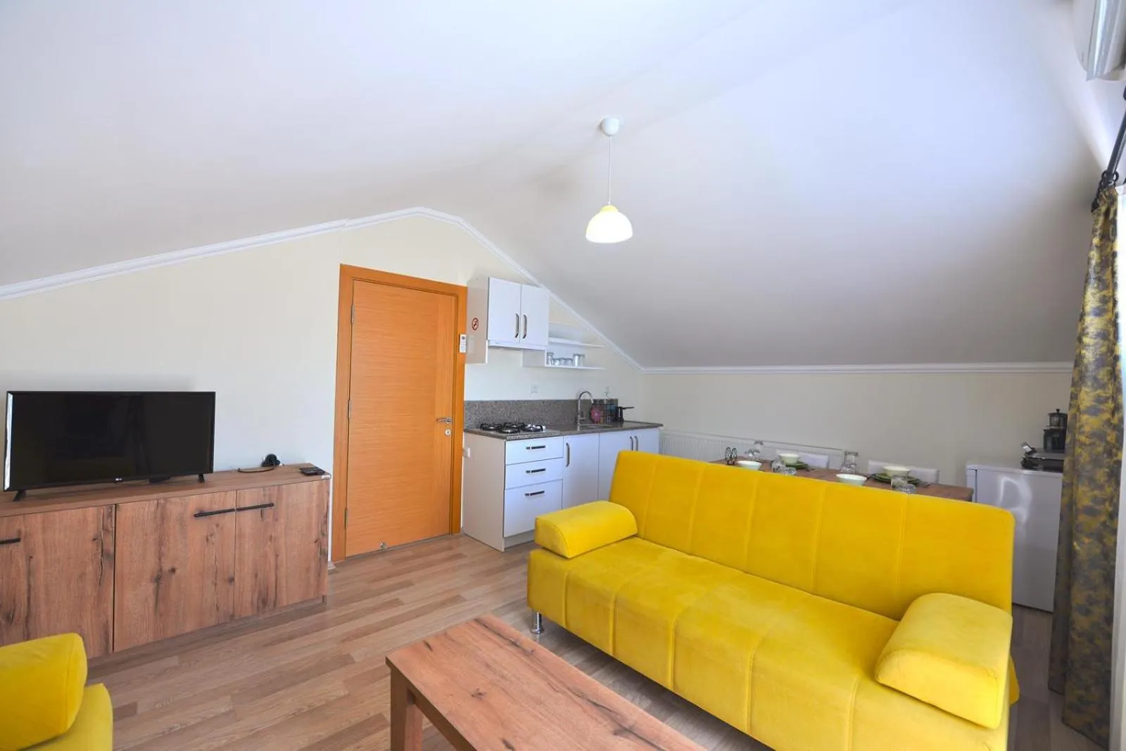 Communal lounge/ TV room in Ozgur City Residence