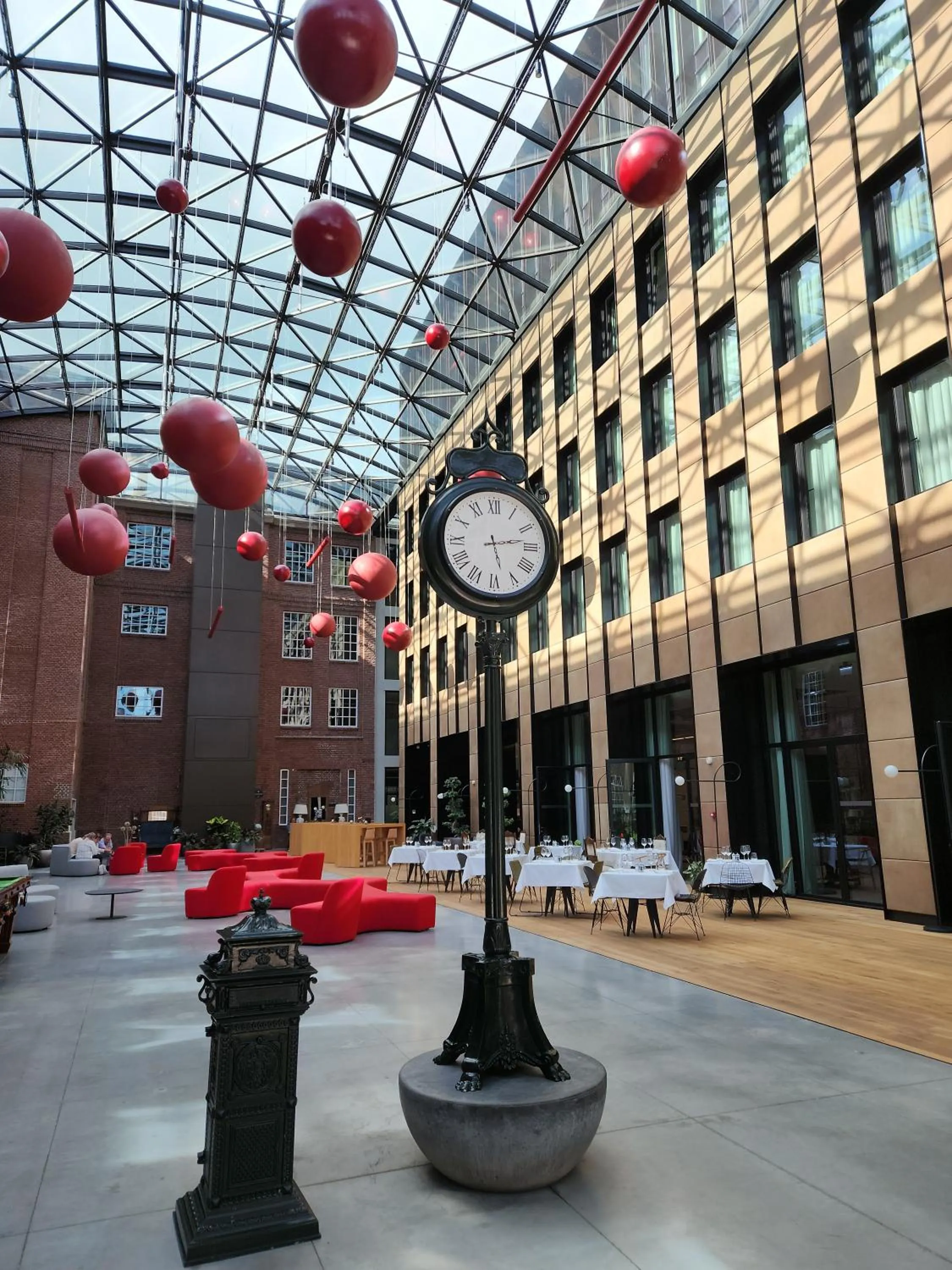 Communal lounge/ TV room in Fletcher Hotel-Restaurant Oisterwijk-Tilburg