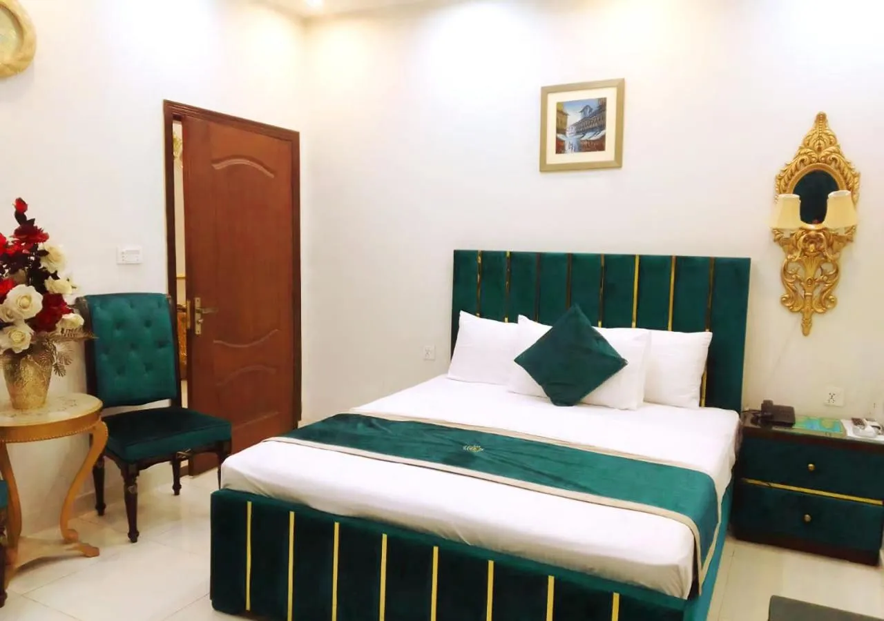 Bedroom, Bed in Golden One Hotel