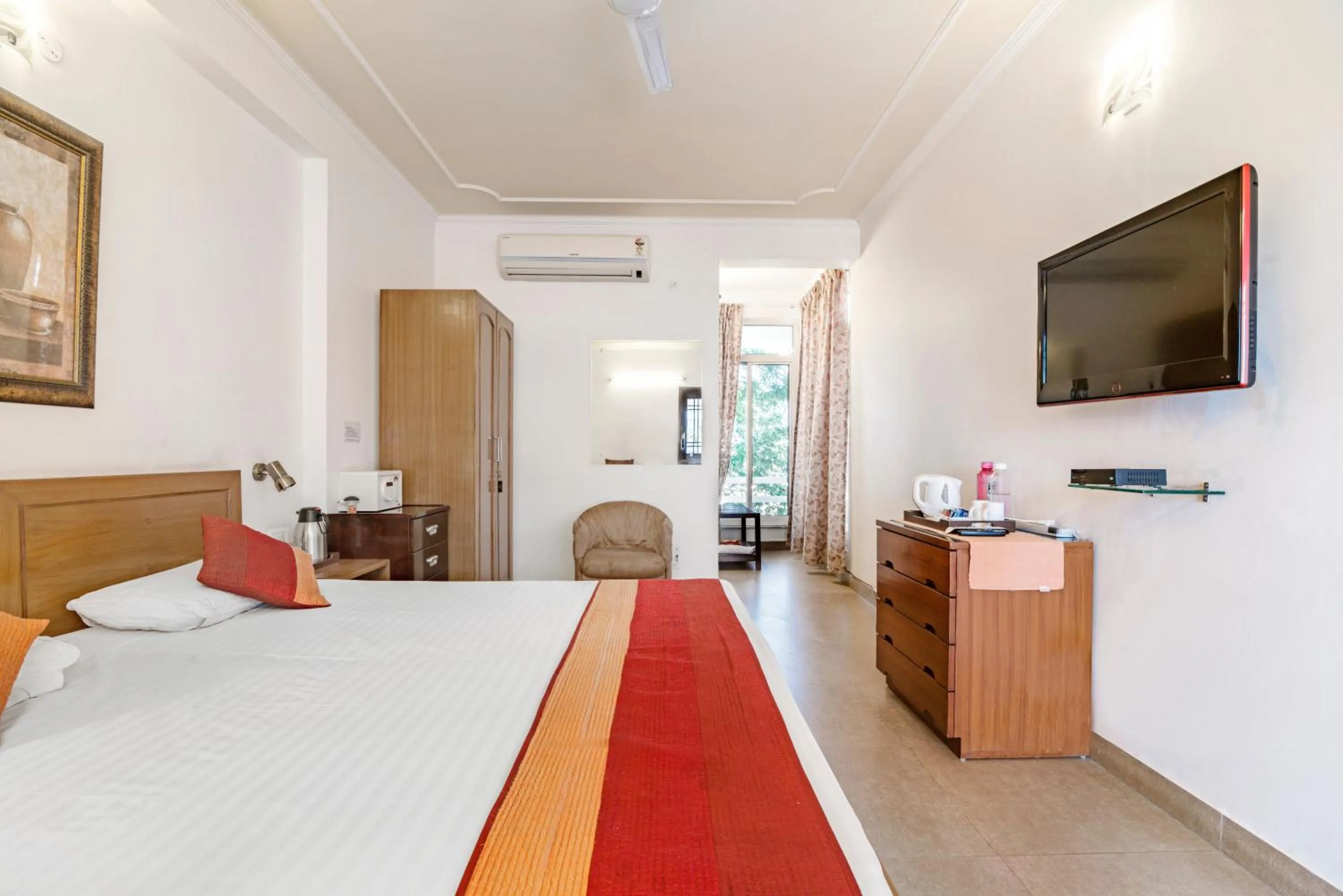 Photo of the whole room, Bed in Girisadan - A City Centre Boutique Hotel
