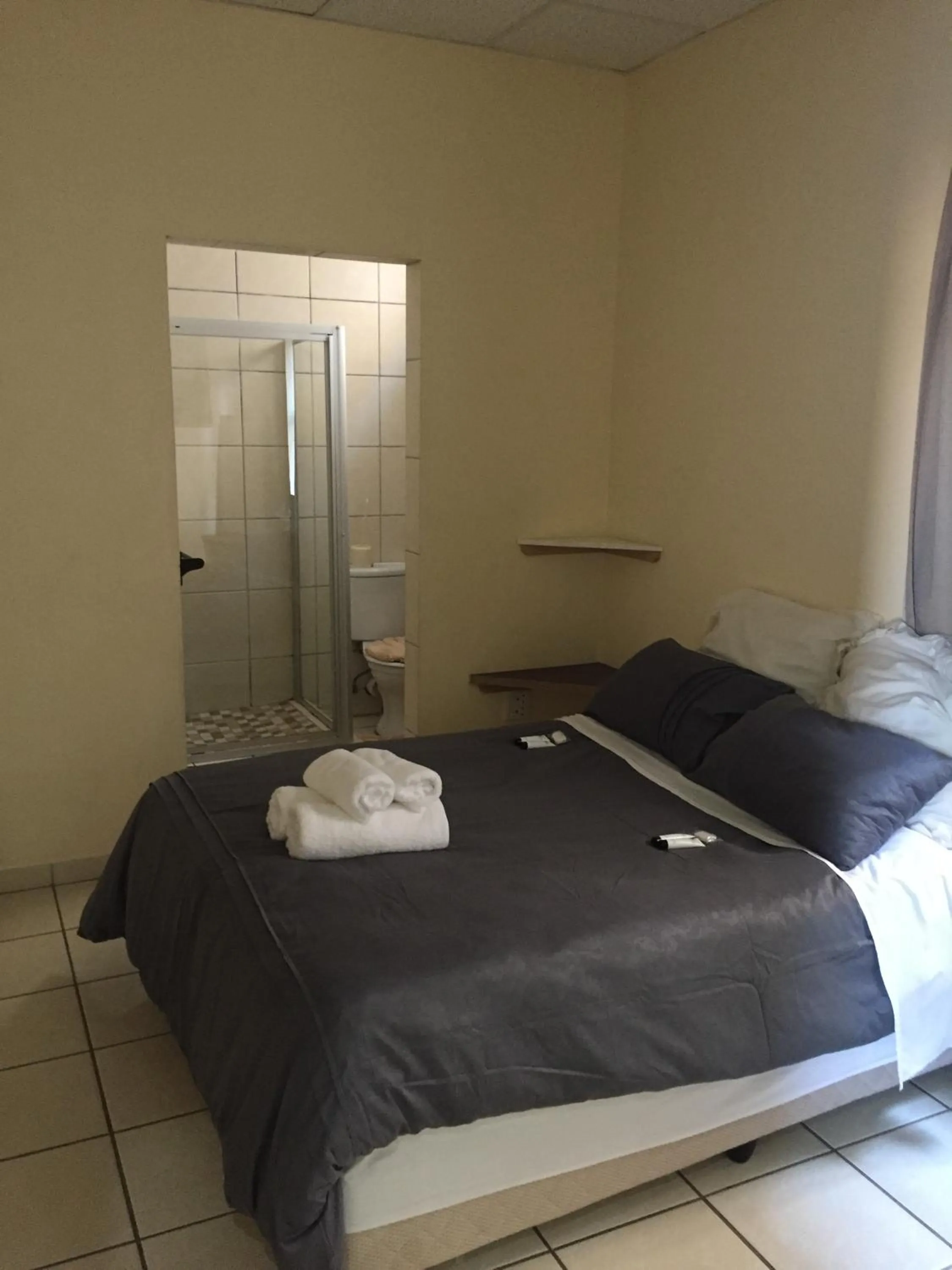 Shower, Bed in The Norwegian Lodge