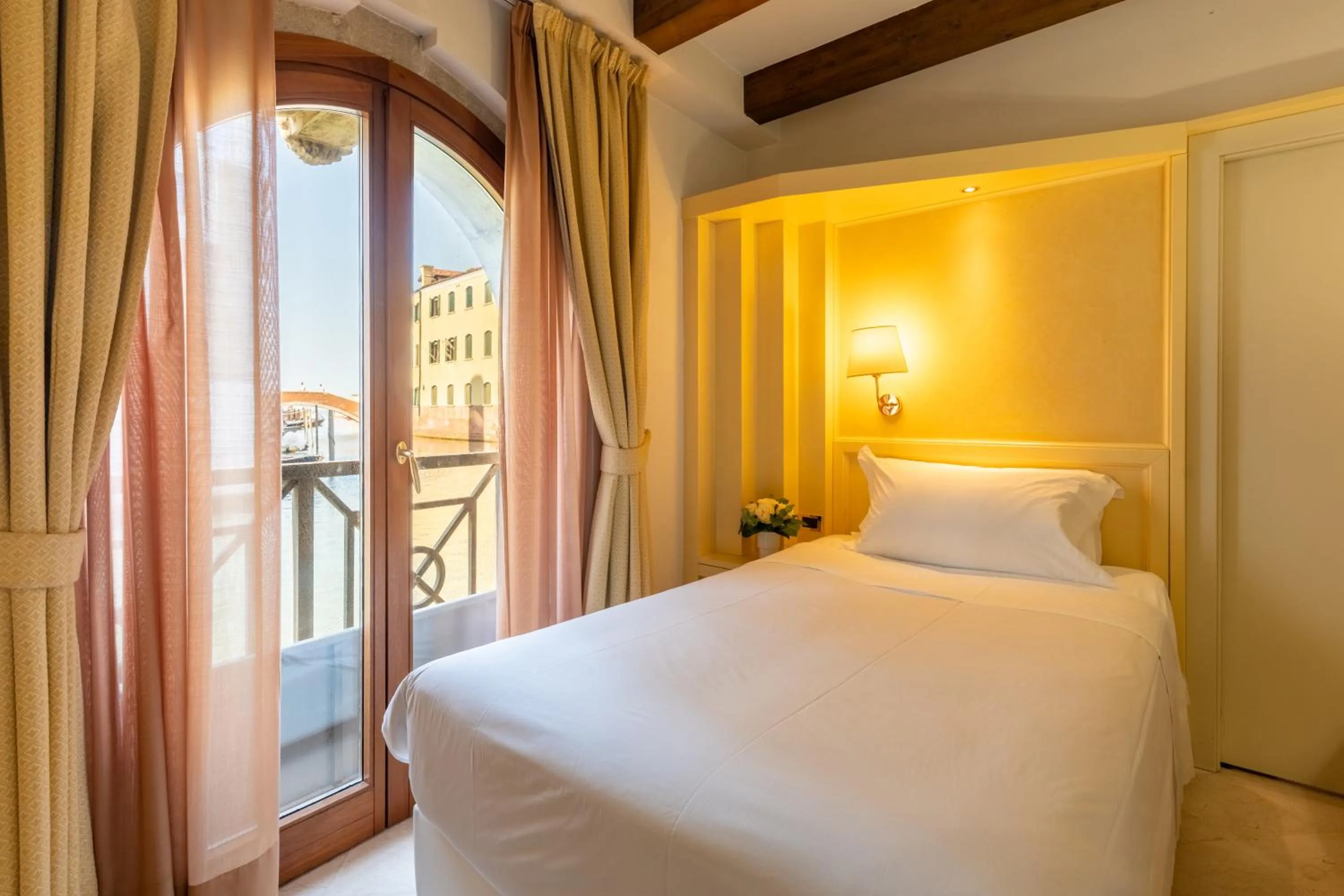 Photo of the whole room, Bed in Hotel Giudecca Venezia
