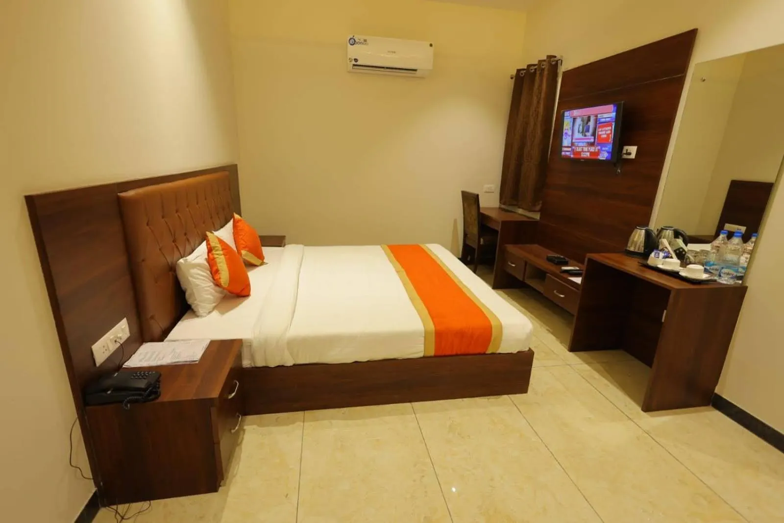 Communal lounge/ TV room, Bed in The Grand Tree Hotel