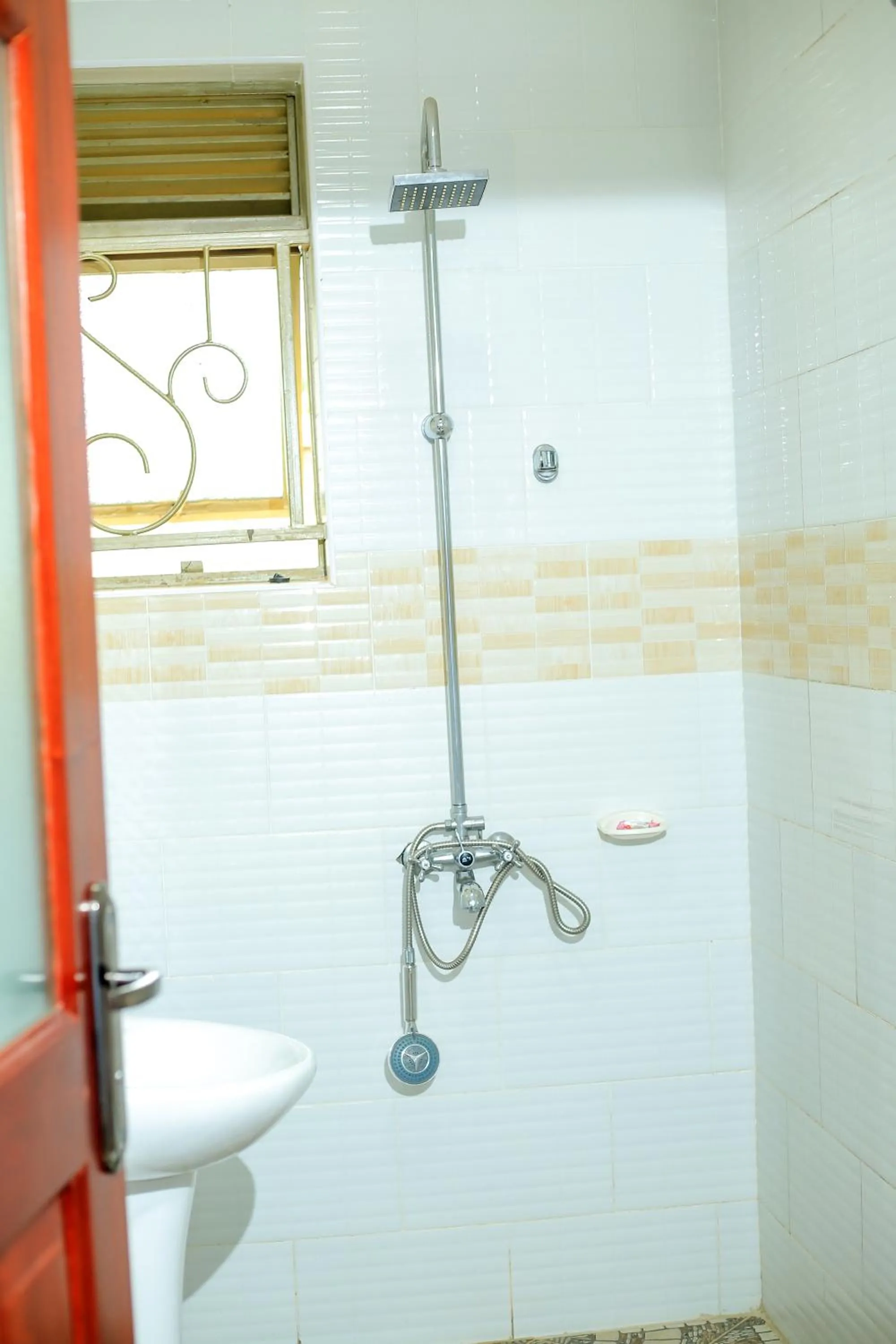 Shower in Triple Tee Gardens & Accomodation