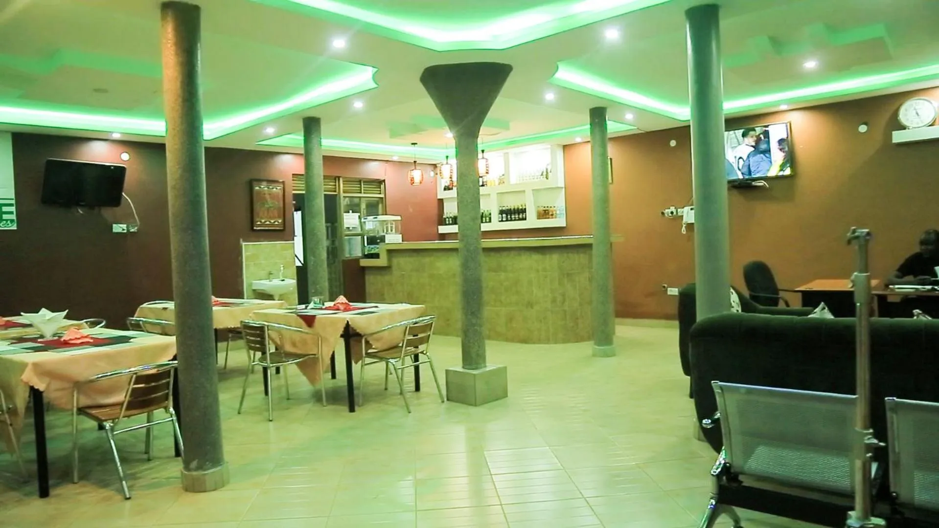 TV and multimedia in Triple Tee Gardens & Accomodation