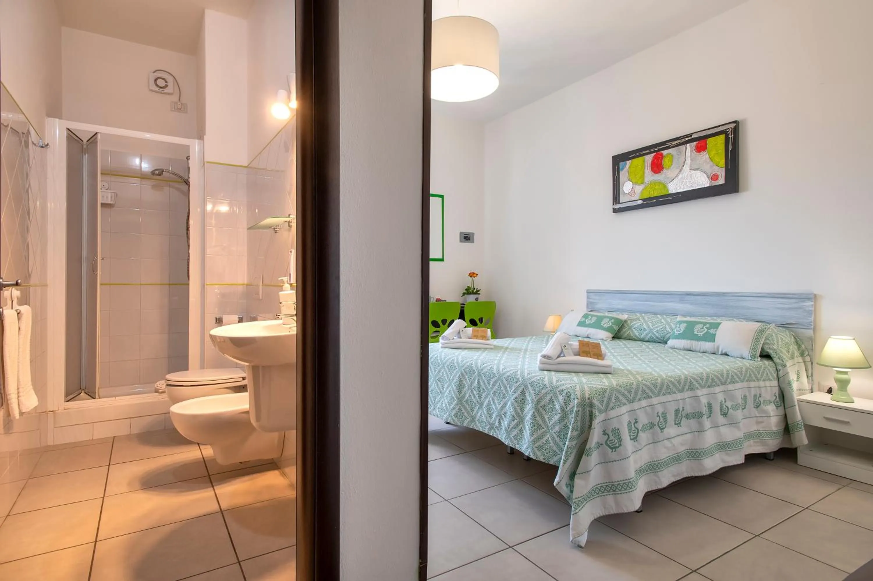 Shower, Bed in HORIZON