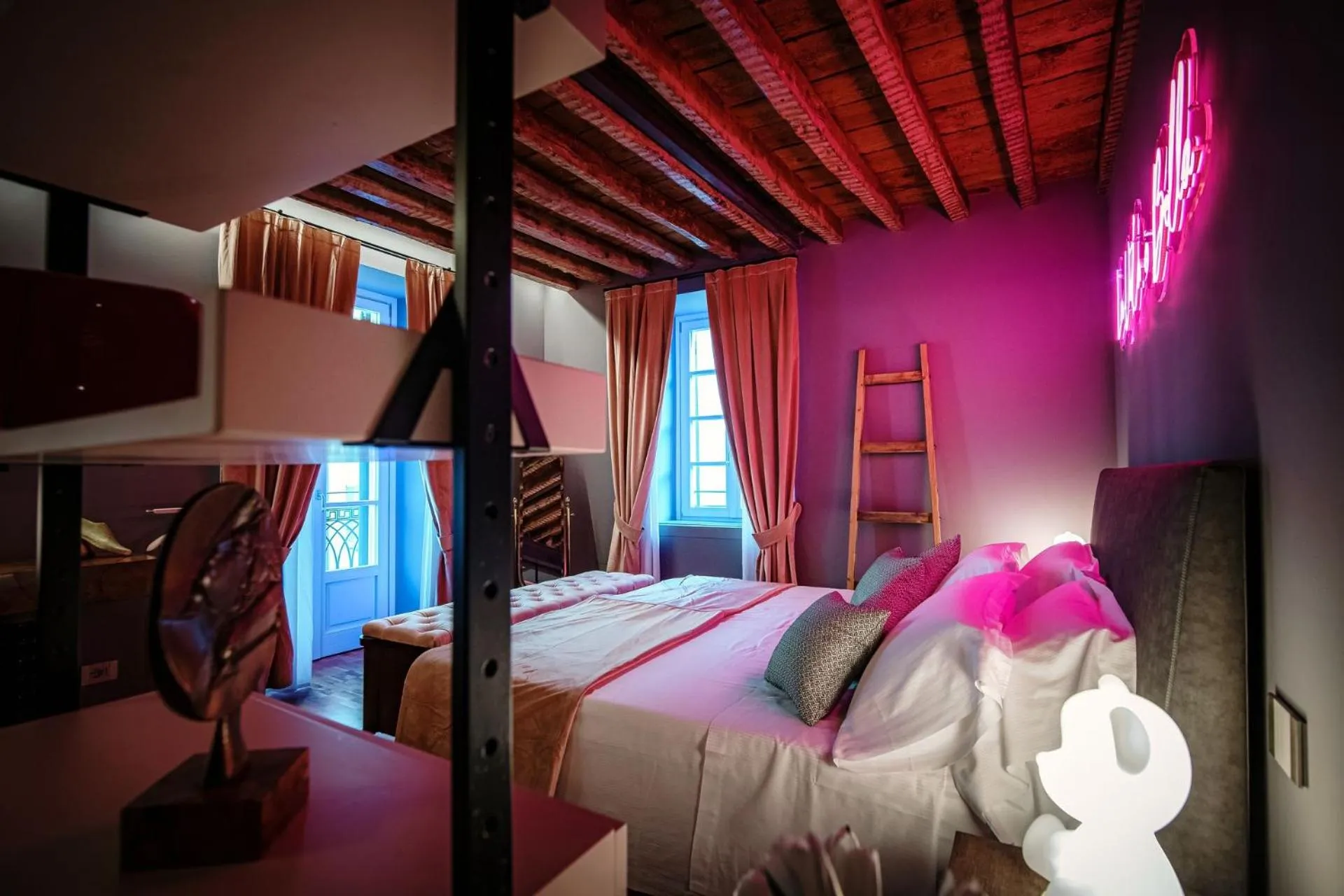 Photo of the whole room, Bed in Vitrum - Como Luxury Suites