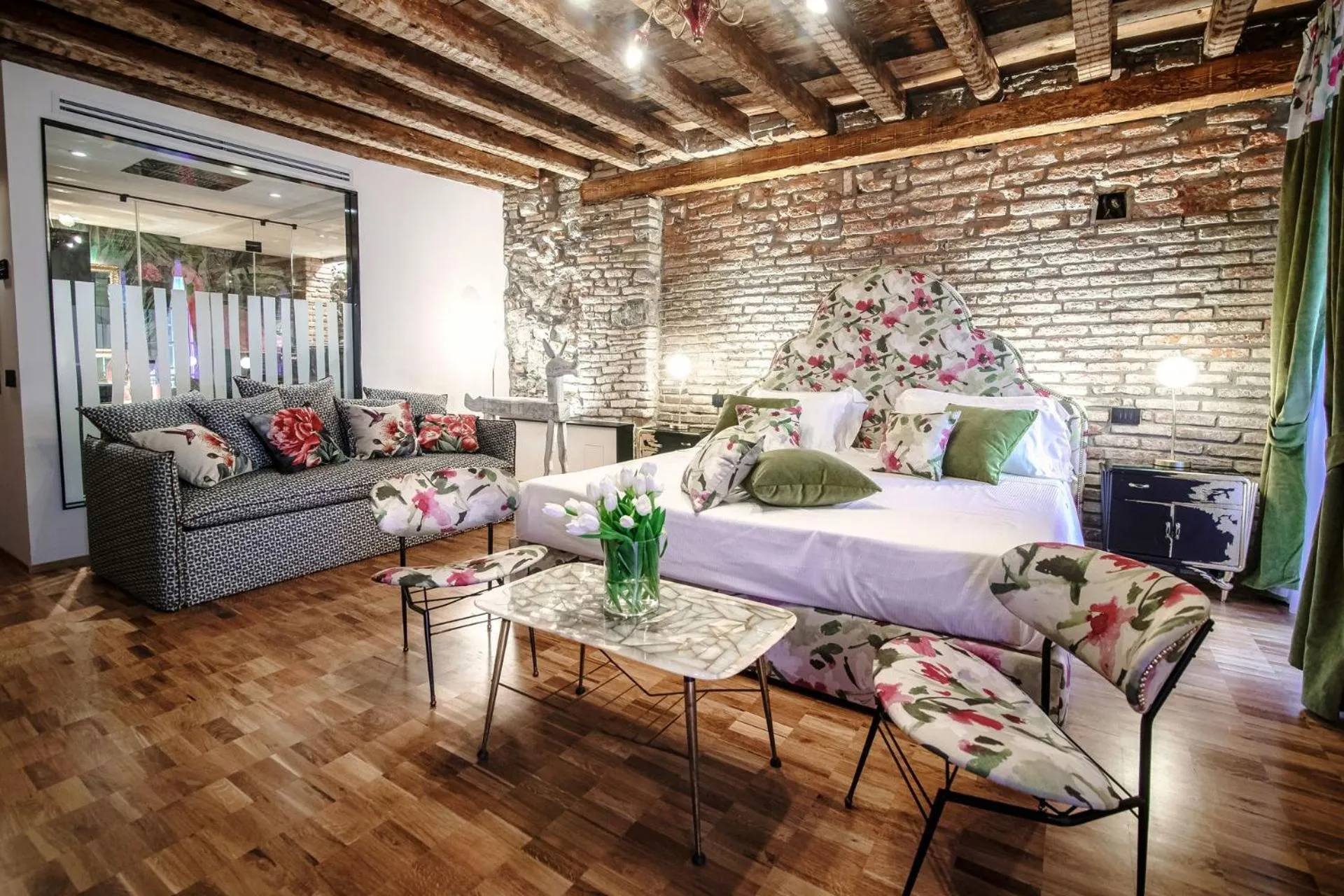 Photo of the whole room, Bed in Vitrum - Como Luxury Suites