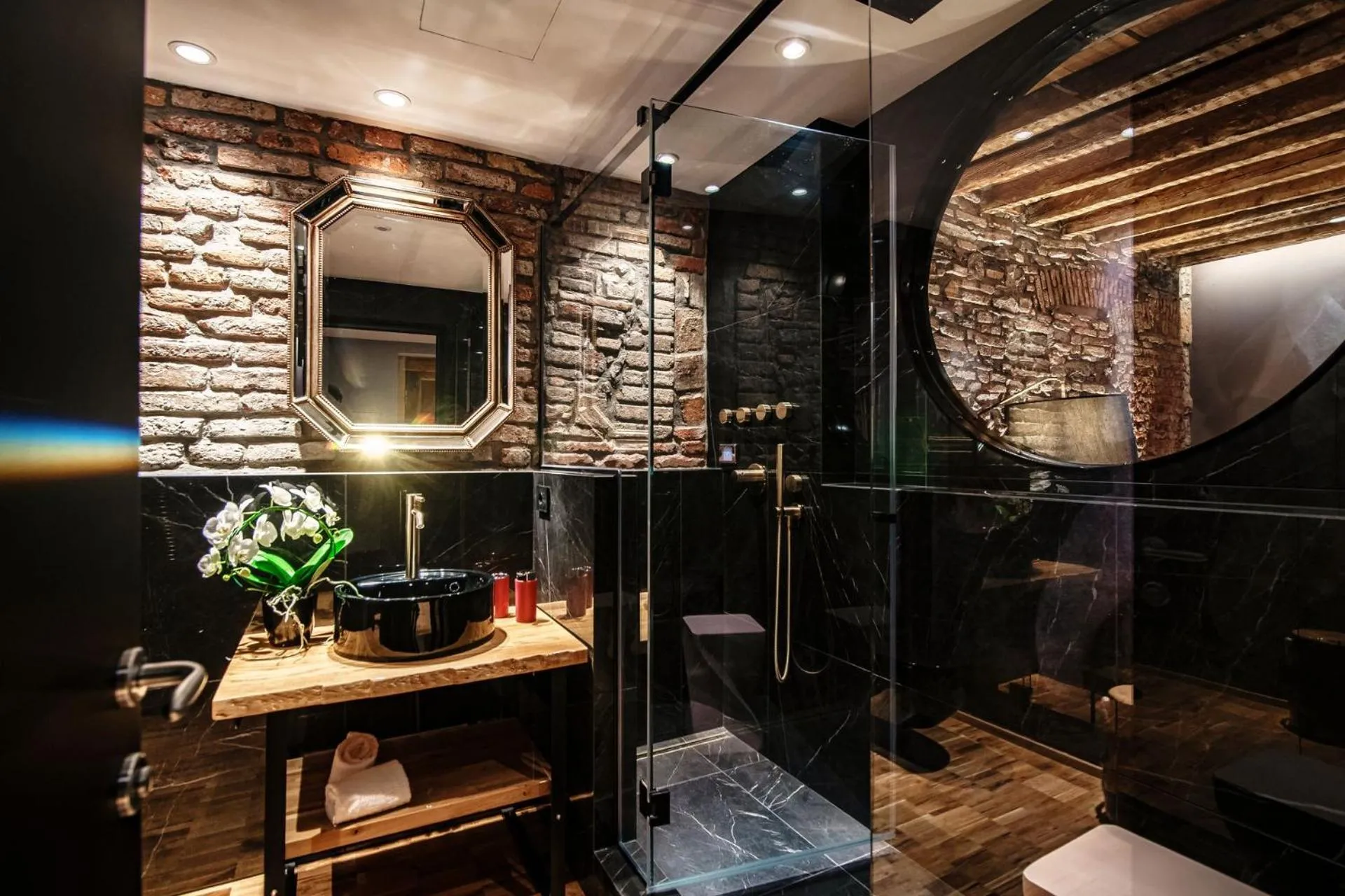 Bathroom in Vitrum - Como Luxury Suites