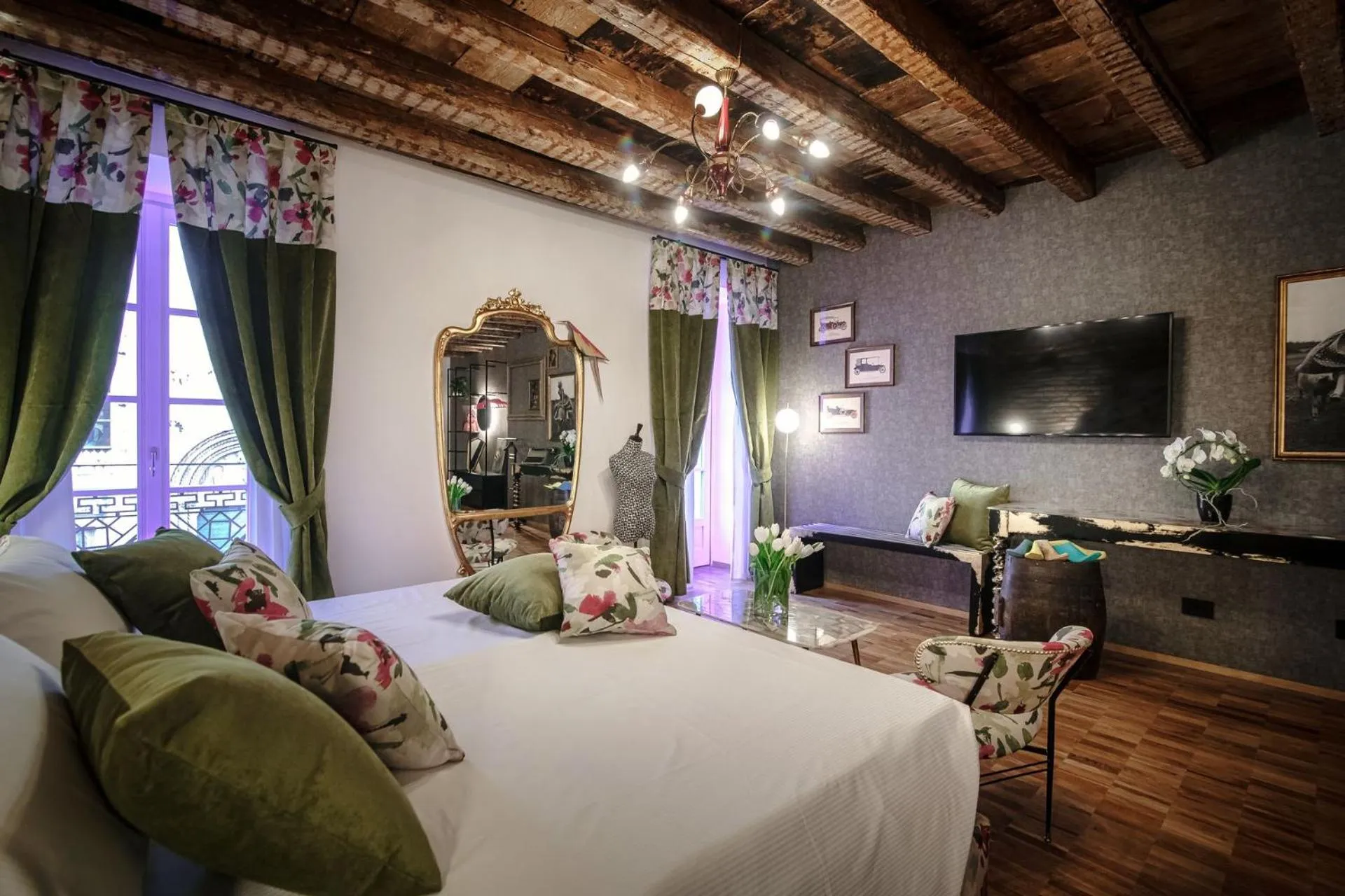 TV and multimedia, Bed in Vitrum - Como Luxury Suites