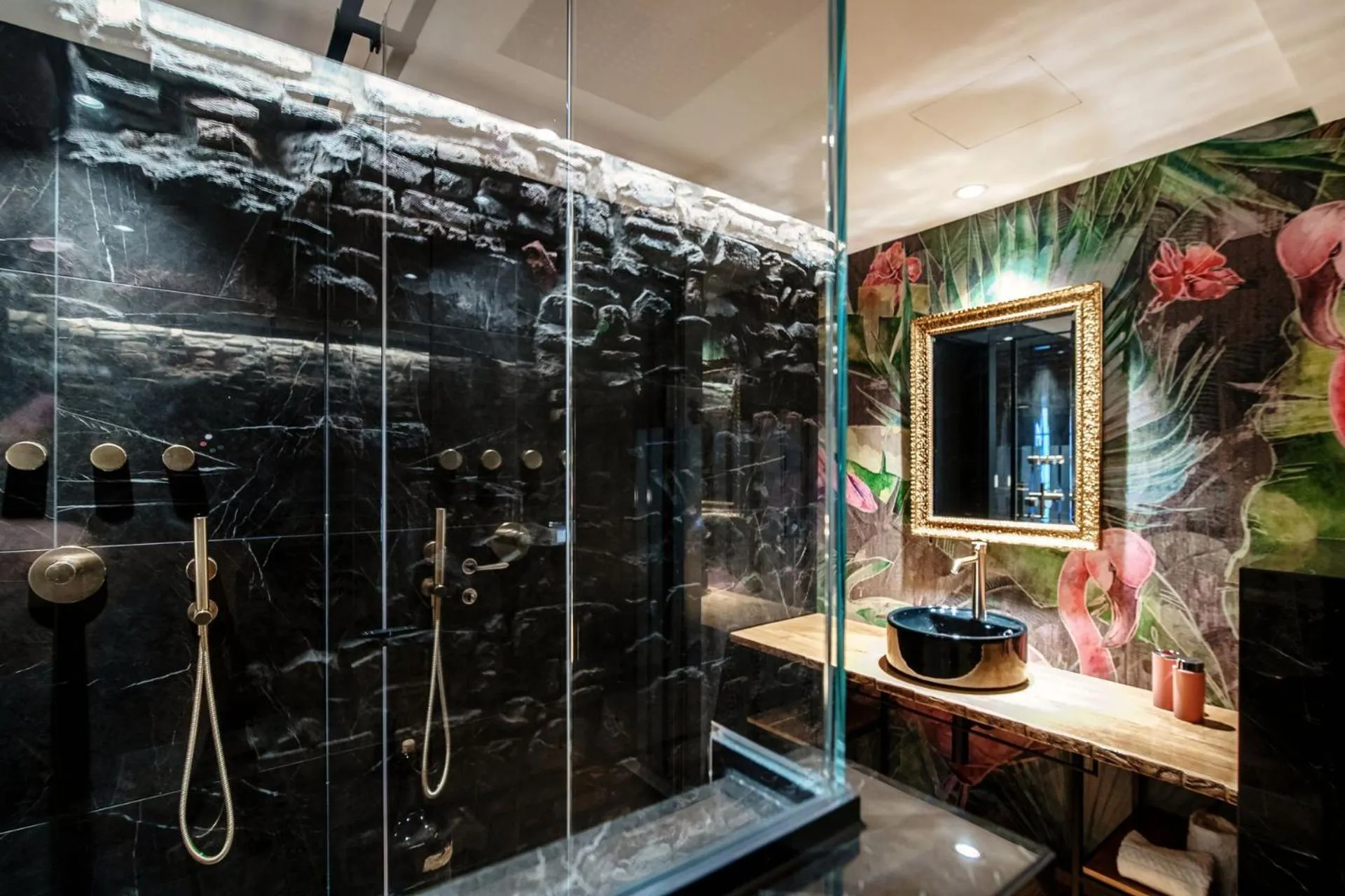 Bathroom in Vitrum - Como Luxury Suites