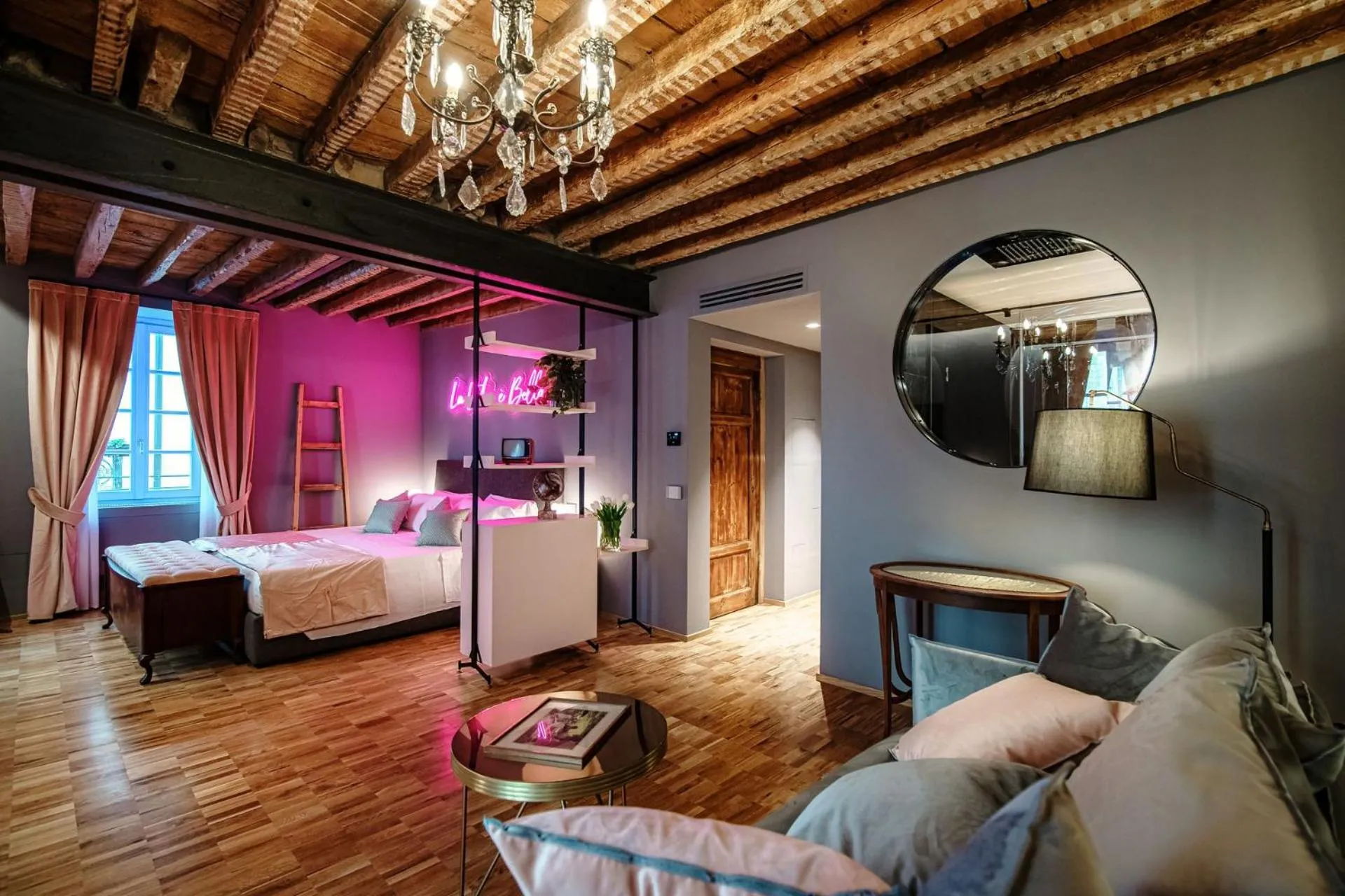 Photo of the whole room, Bed in Vitrum - Como Luxury Suites