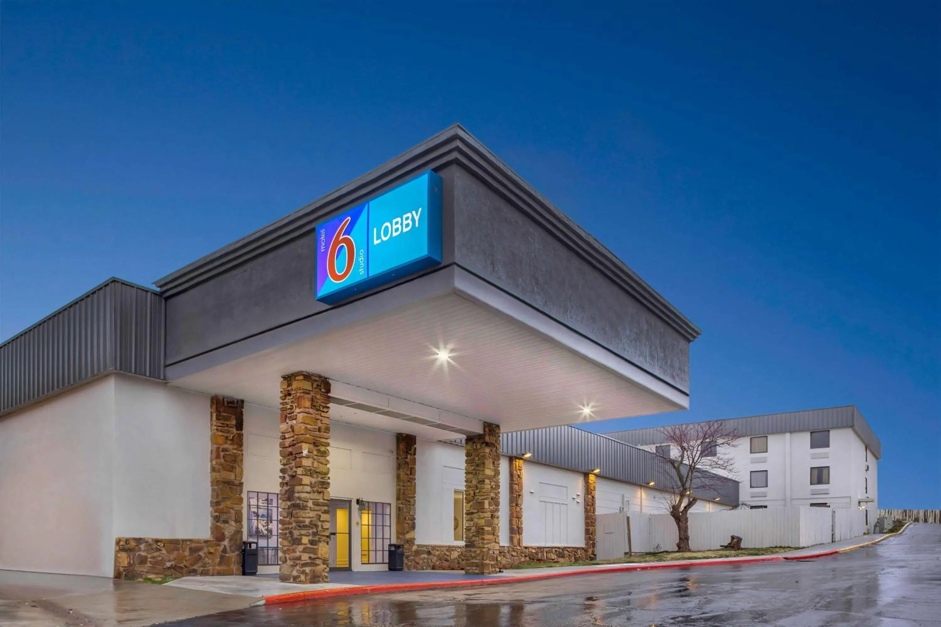 Property building in Studio 6 Bartlesville - OK