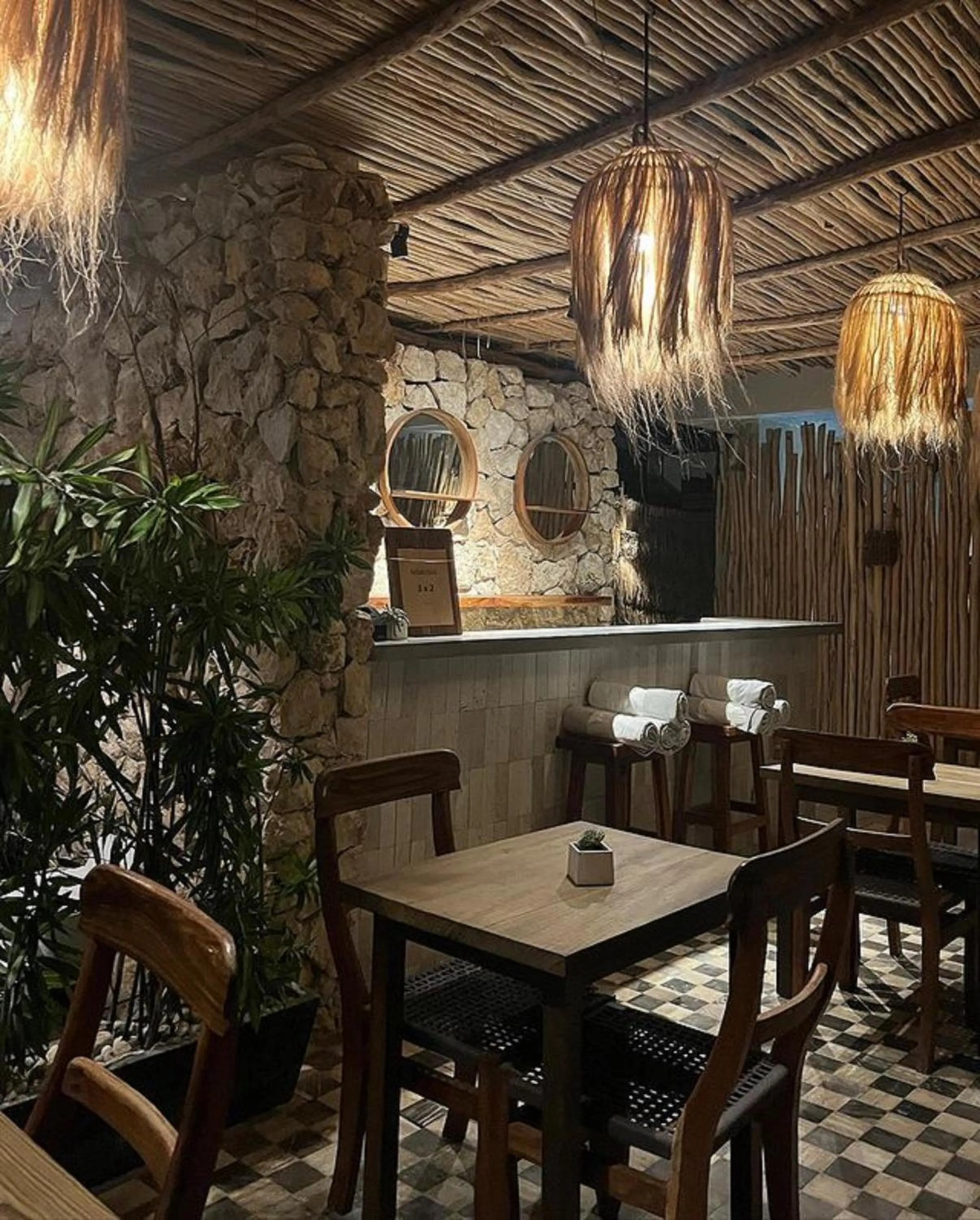 Restaurant/places to eat in Majaro Apartments