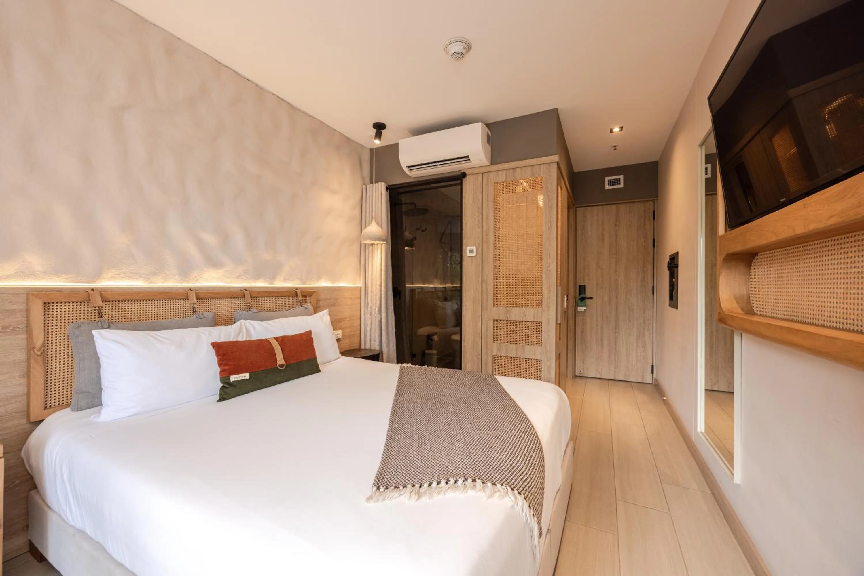 Bedroom, Bed in Landmark Hotel